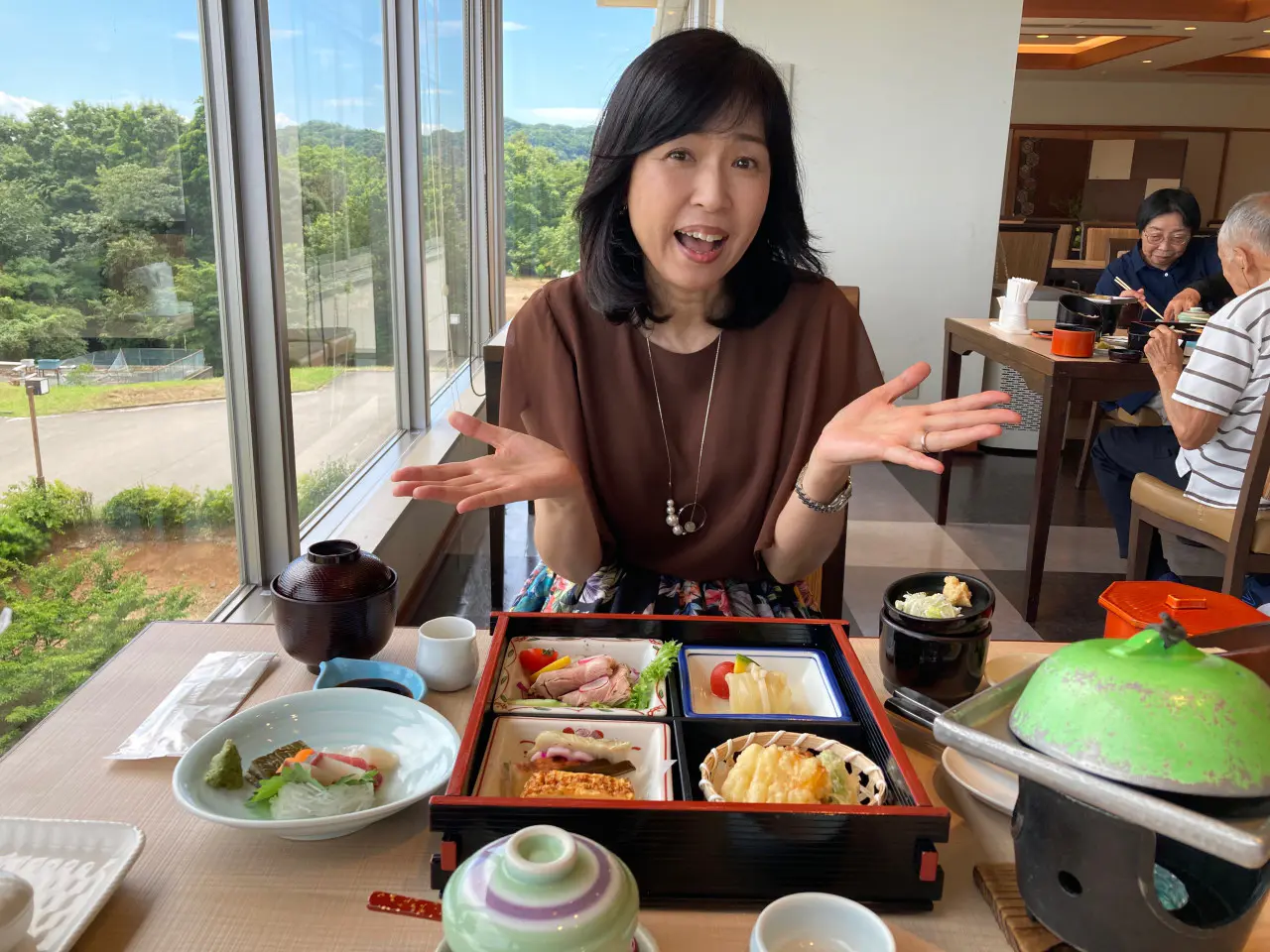 バスツアー特別御膳にテンション上がる！
