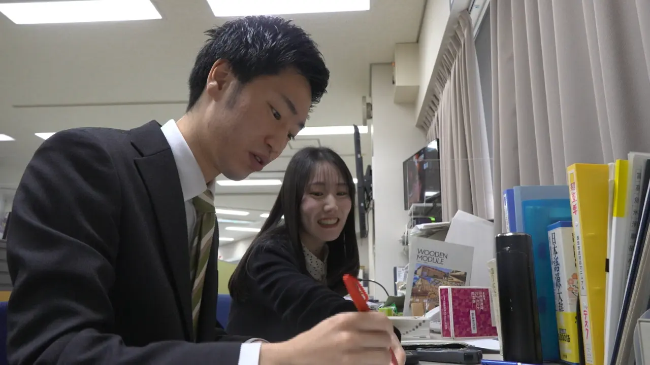 オンエア前の下読み中。
おそらく菊地さんにアクセントを指摘されています…笑