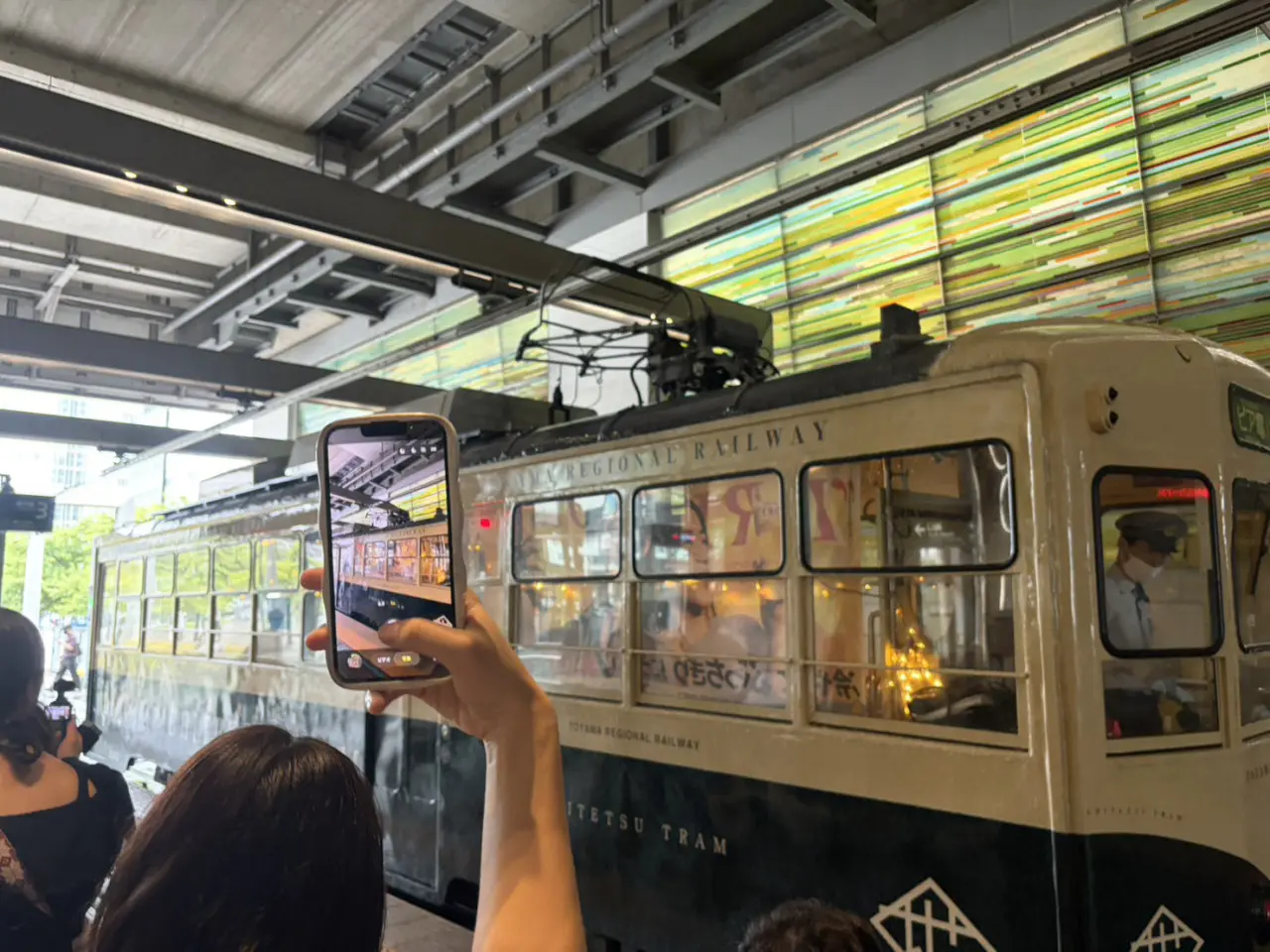 うまく撮れていませんが…（笑）中には電飾が！
特別な電車！という感じがしてワクワクしました！