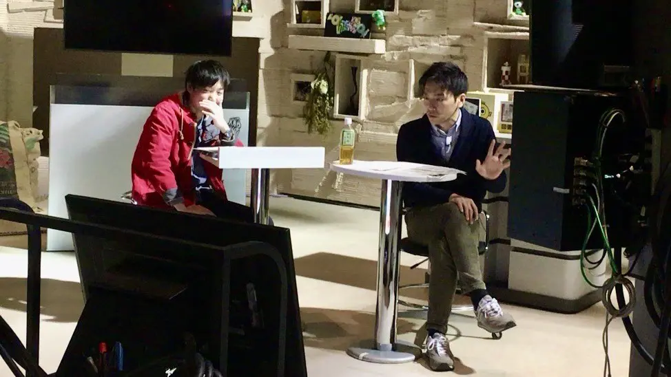 放送後のスタジオで、何やらアドバイス！？
真剣な私とそれを受け止める伊藤君。
