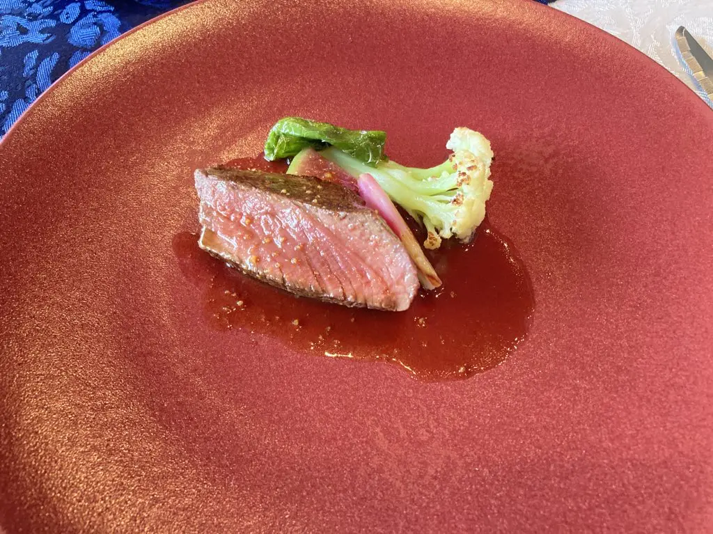 牛フィレ肉のステーキ　季節野菜のソテー
