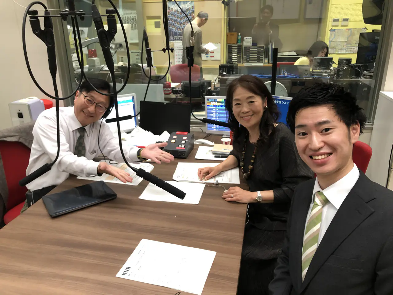 でるラジ本番後のショット。
よく見るとカメラマンが反射しています。誰でしょう？