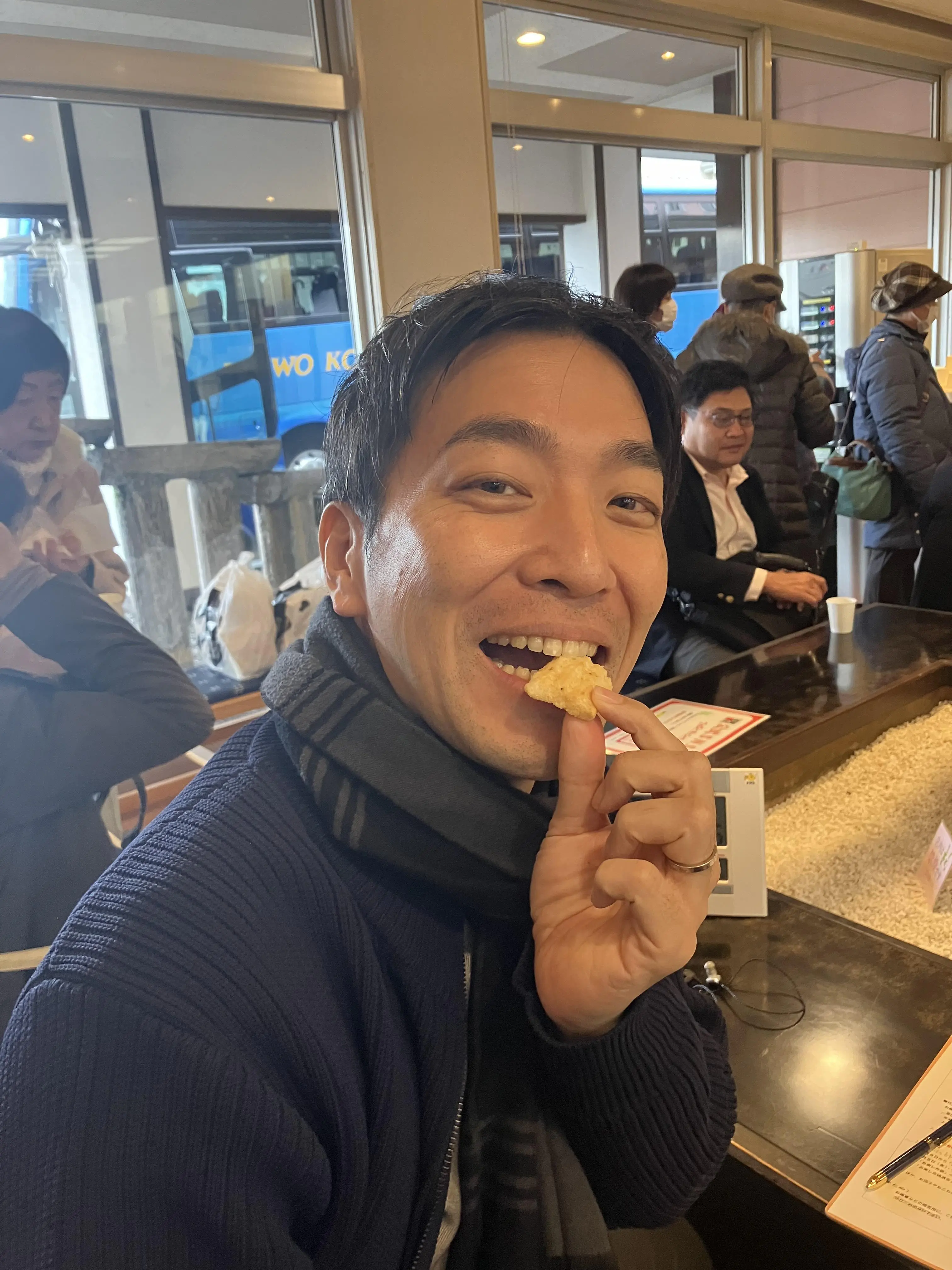 おかきの試食、手が止まりません