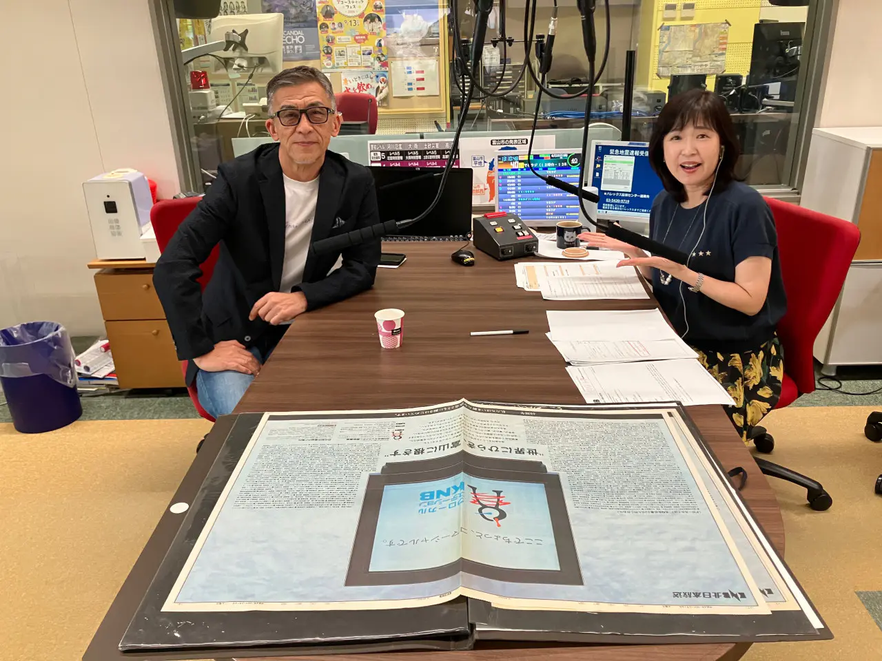 北日本放送開局40周年記念のキャッチコピー・キャラクターを豆川さんとともに制作（写真は当時の新聞）
