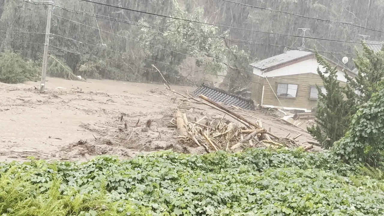 氾濫した塚田川（石川県輪島市・住民提供）
