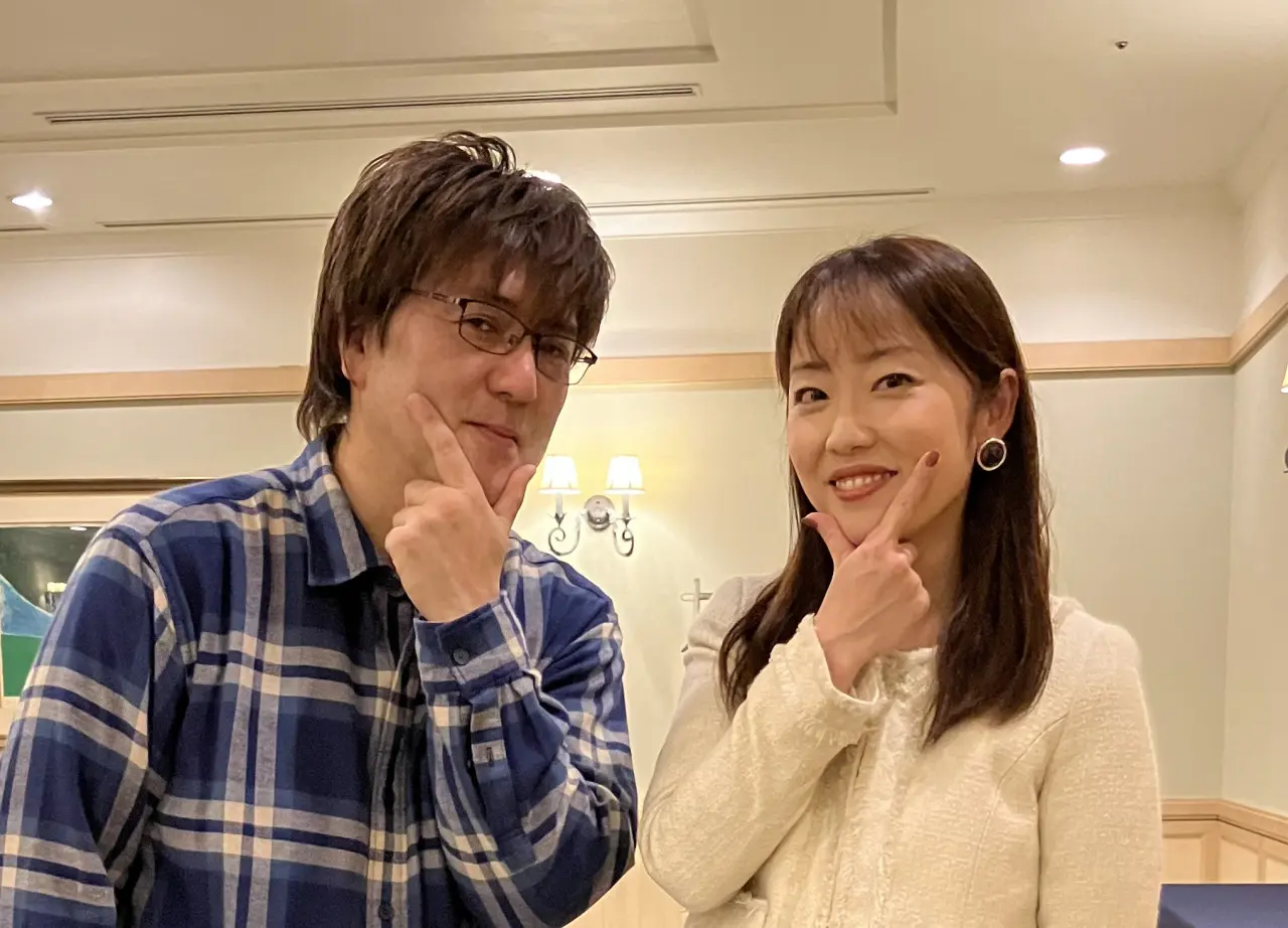 澤武さん曰く、このポーズだと小顔に見えるんだとか！