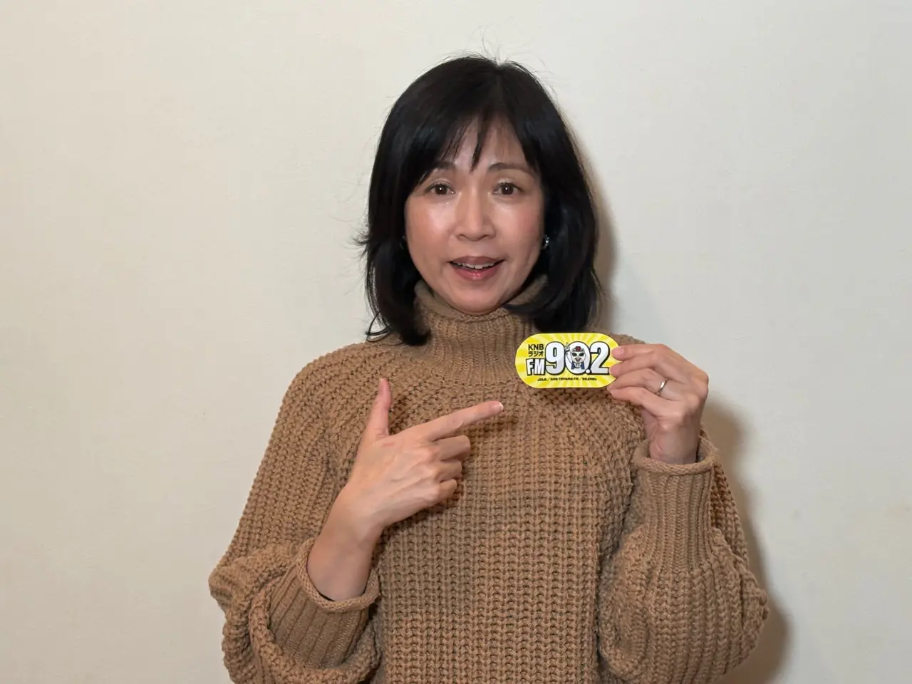 こちらがFM90.2のステッカー