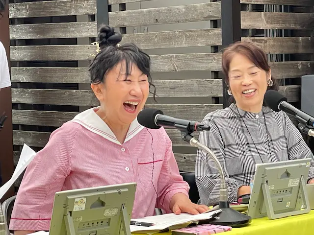 楽しくトークを展開する室井滋さんと鍋田恭子さん