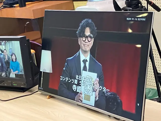 優秀賞を受賞する寺崎ディレクター