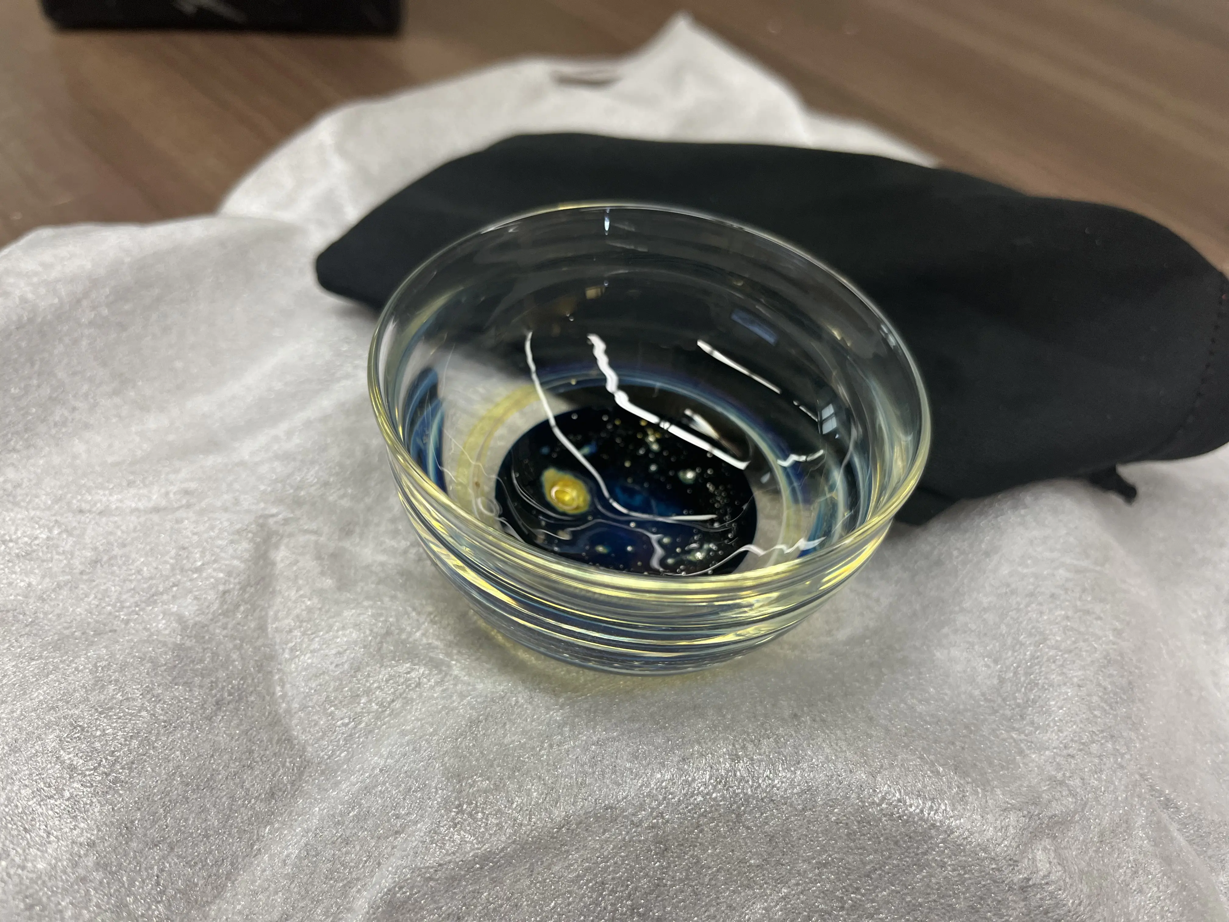 富山の地酒を引き立たせる酒器（野田さん作）敷物の色によってガラスの模様の色が変化して見える
