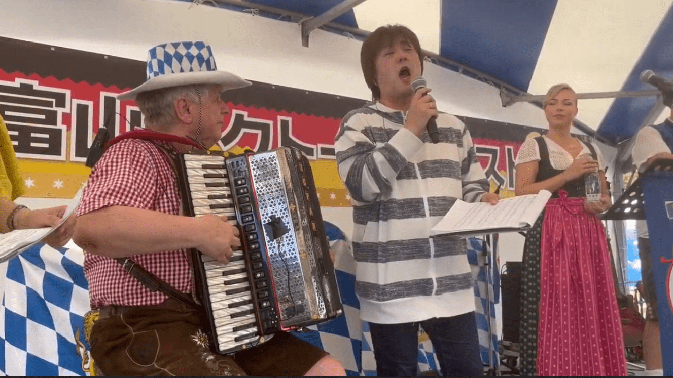 ドイツ語で熱唱する澤武さん