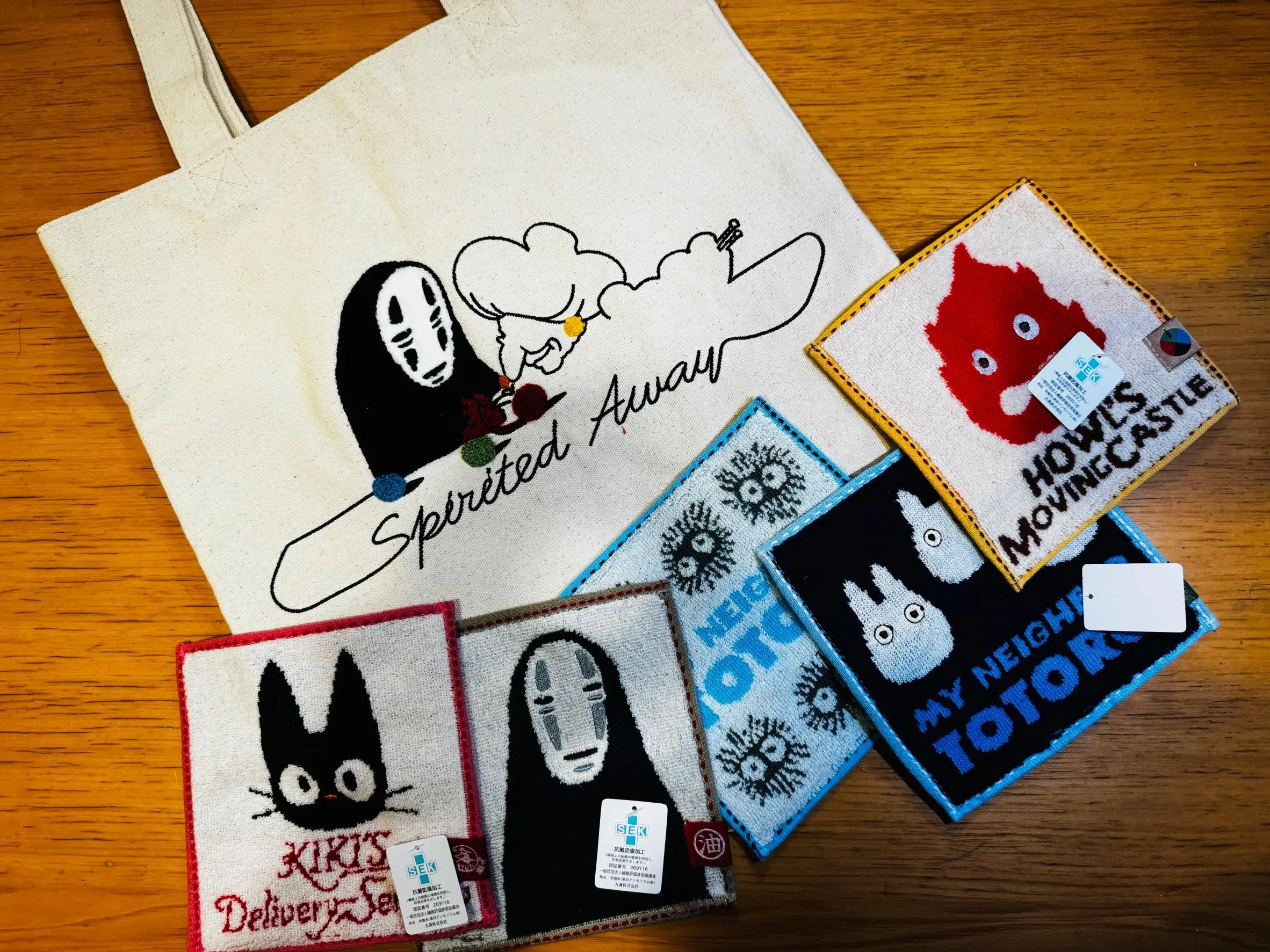 会場ではかわいいグッズ販売もあります。私はトートバッグとミニタオルハンカチを購入。
「カオナシ」好きです。