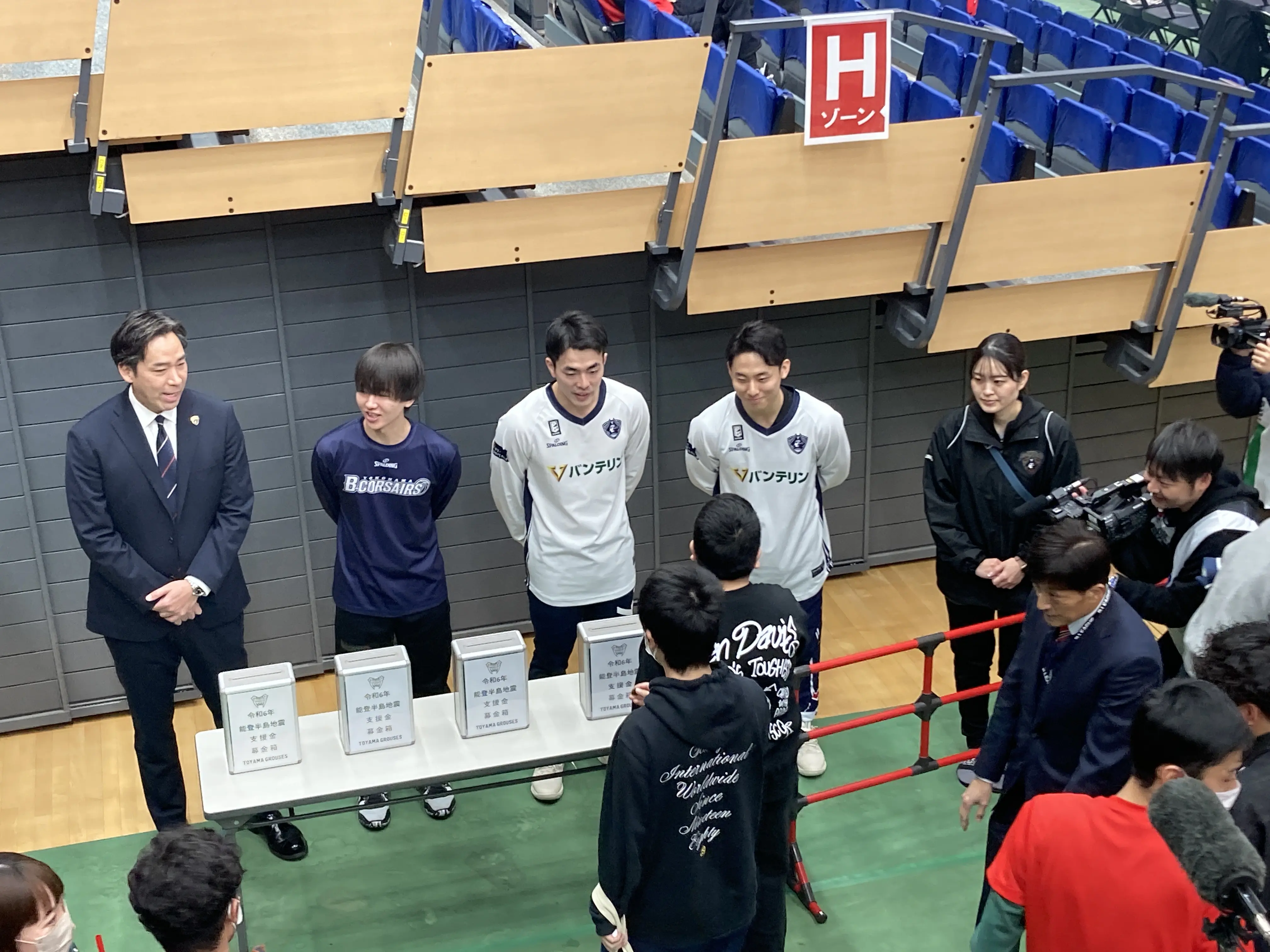 募金活動に参加する河村選手(右)と森井健太選手(左)