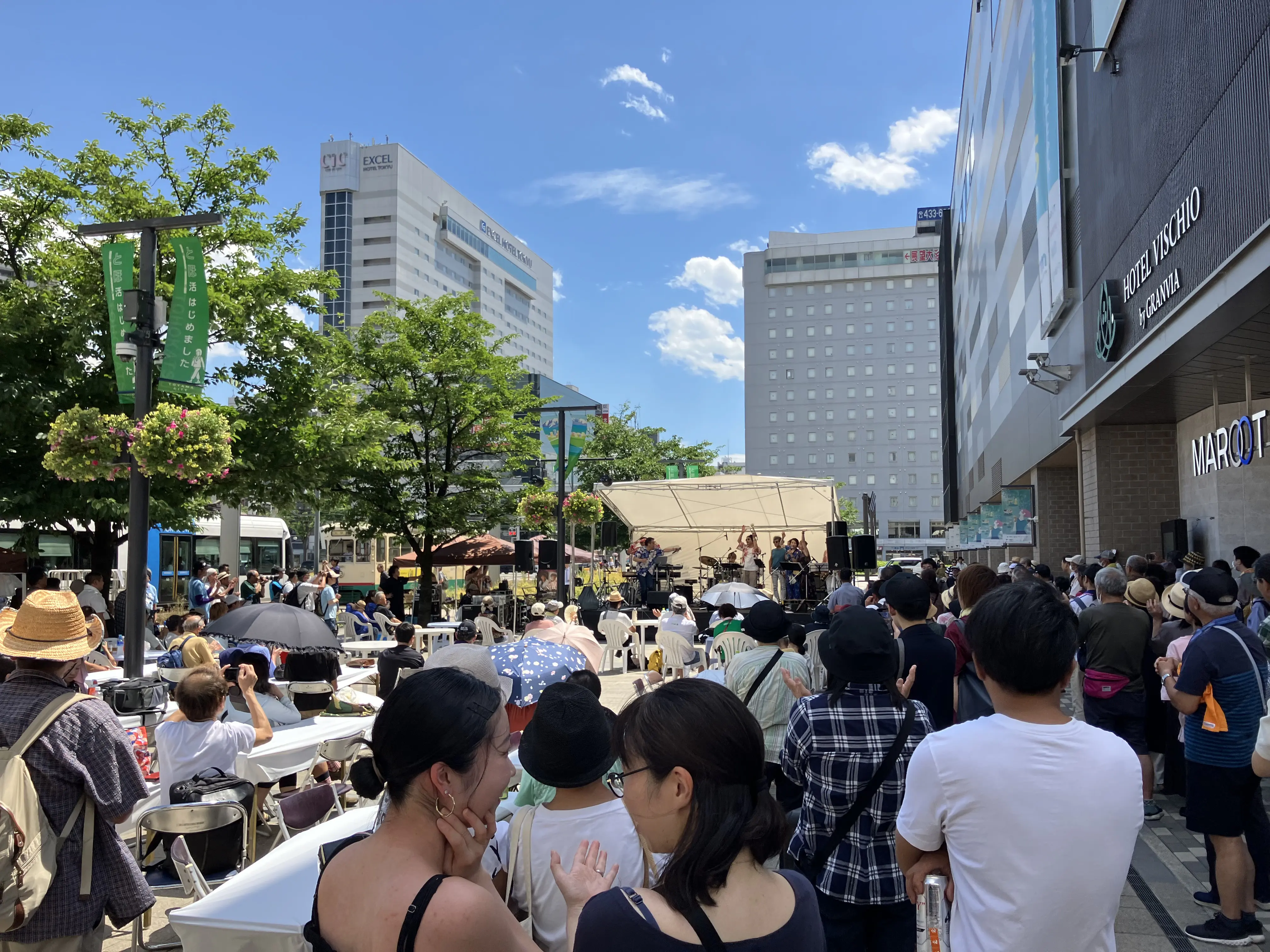 マルート前特設ステージ
たくさんの人に来ていただきました！