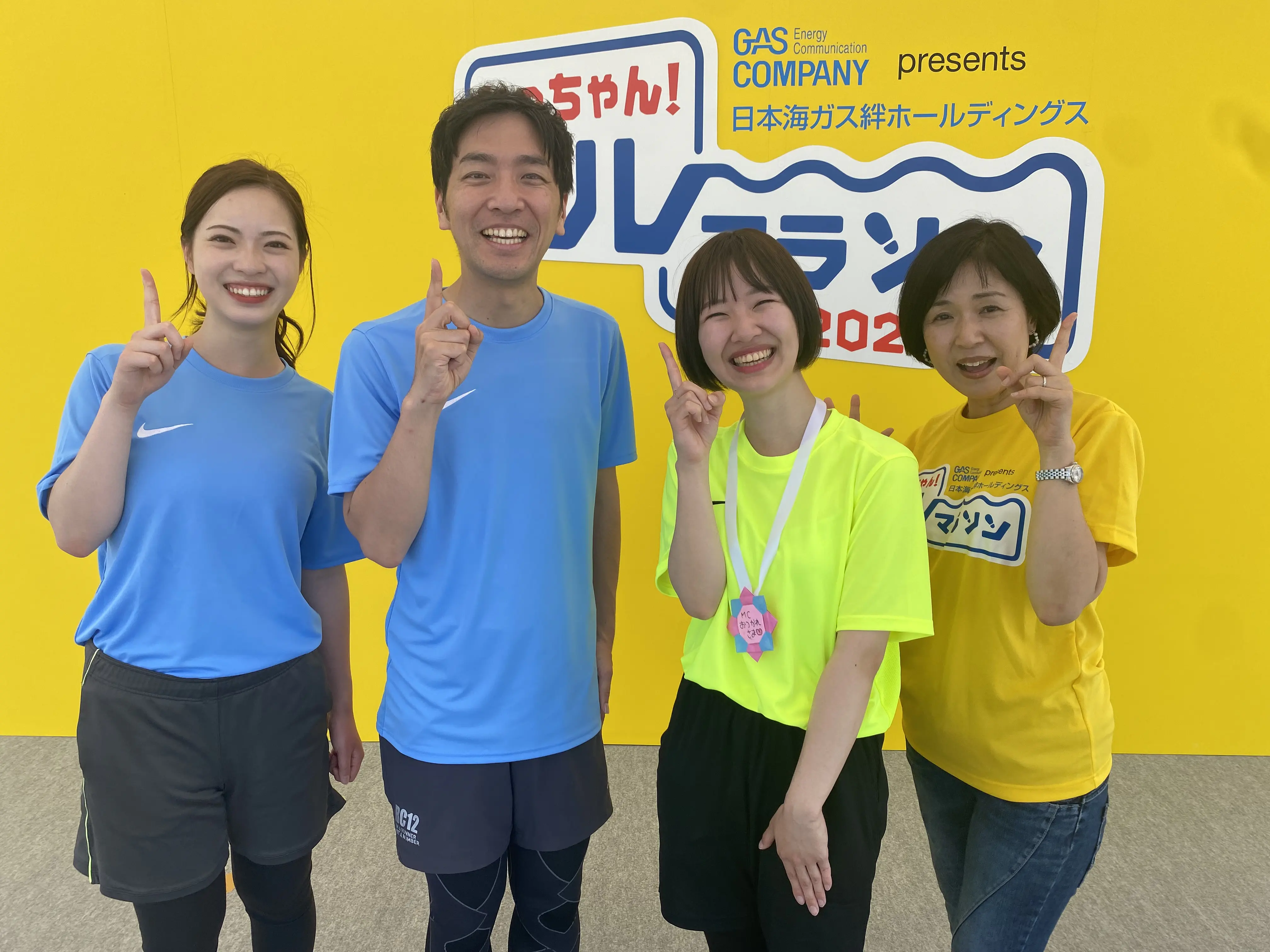 テレビ特番担当の平アナ、上野アナ、森本アナと。（ラジオ生放送の写真が手元になく。）