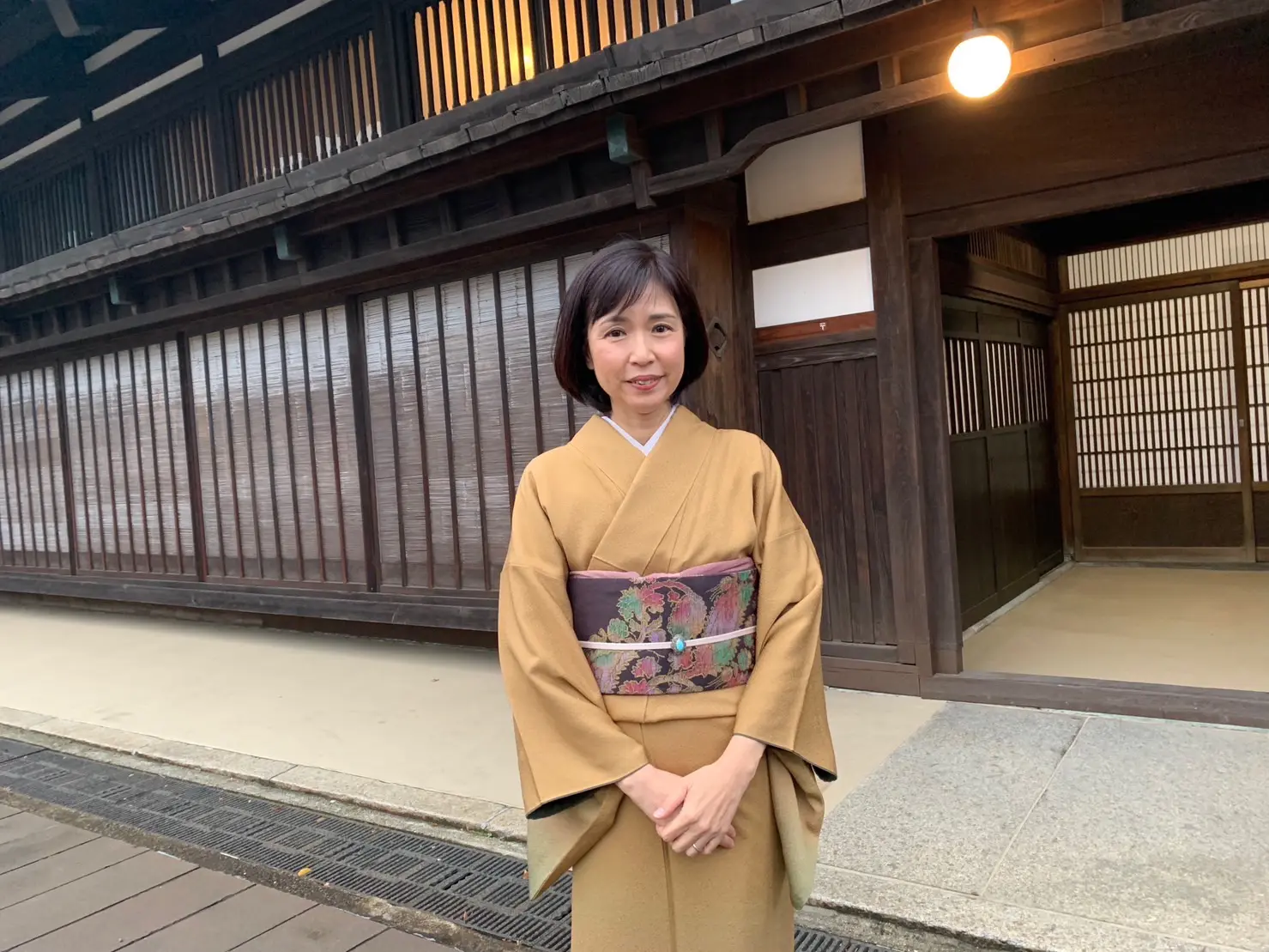 岩瀬の街並みに合わせて和装で撮影