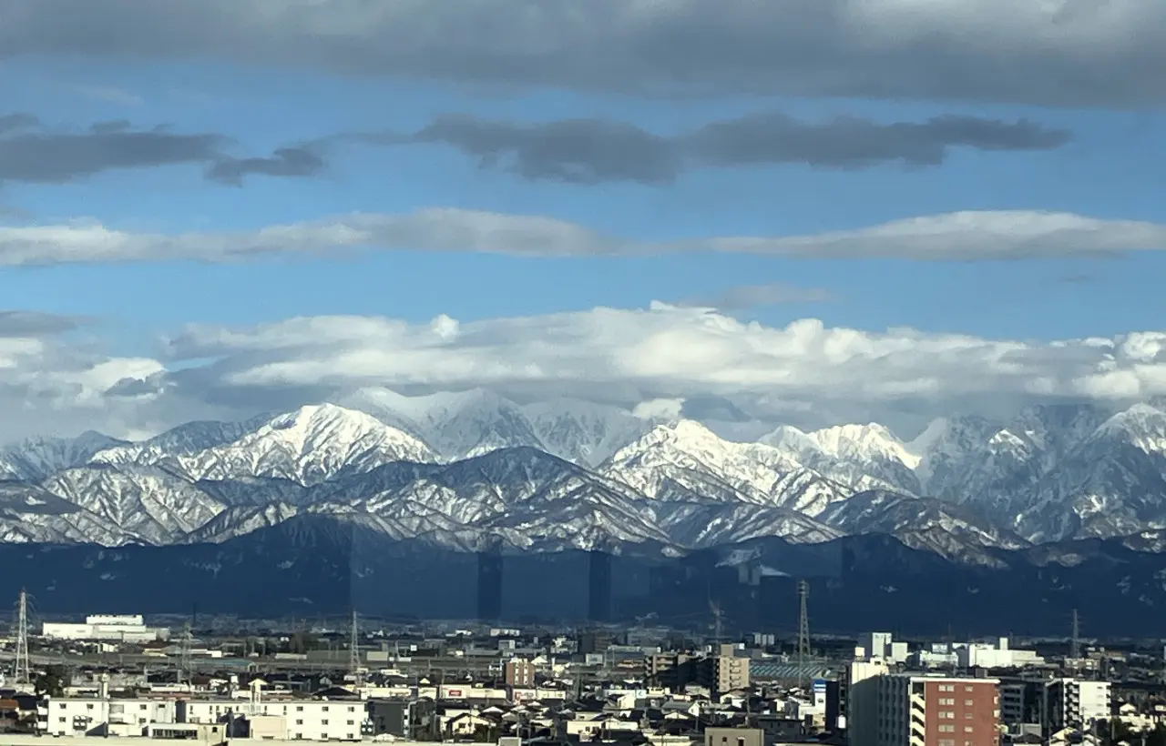 一瞬の晴れ間にKNBから見えた立山連峰