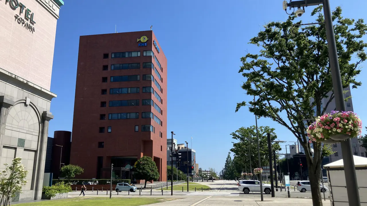 KNB本社前のブールバール。美しい景観の裏には対策の歴史が