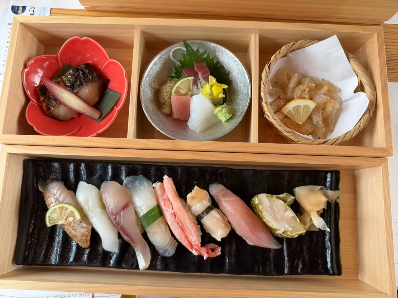 寿司のほか刺身やシロエビのから揚げも！