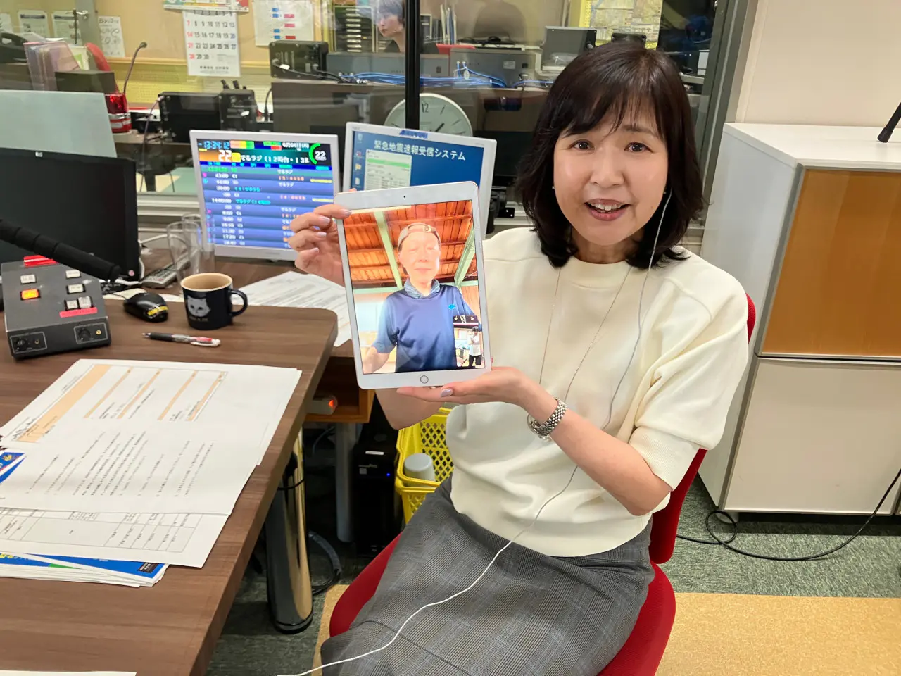 日中、工場を離れられない大谷さんはビデオ通話でリモート出演！