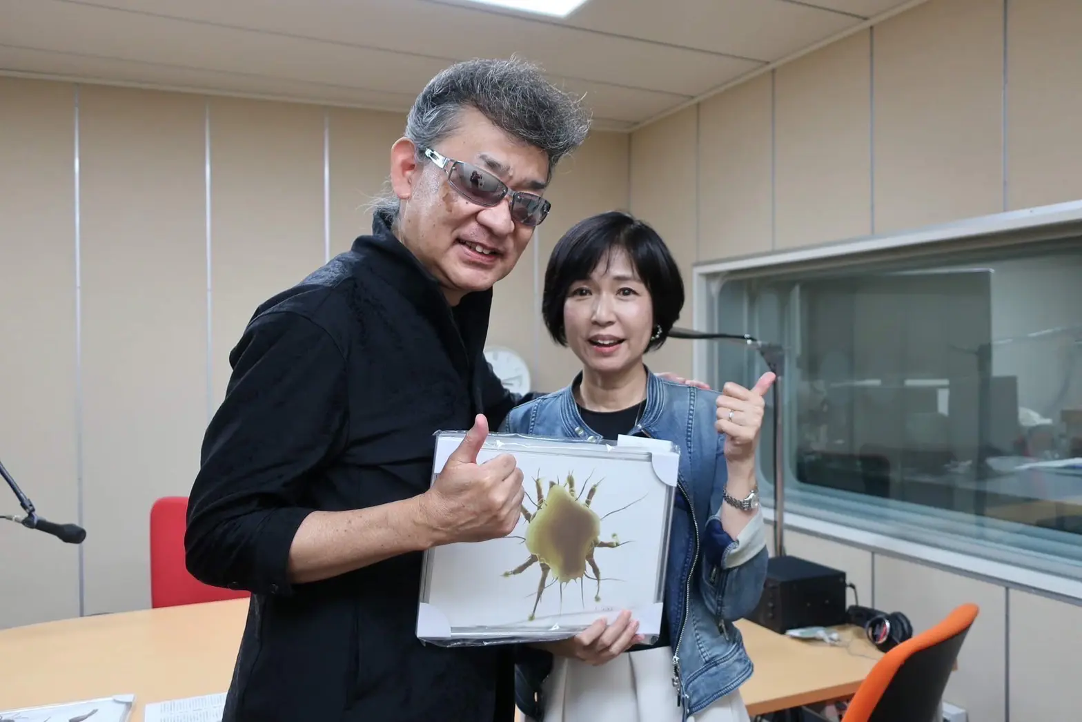 手にしているのは五箇さん作ダニのコンピューターグラフィックス