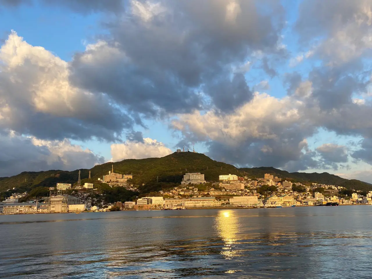 朝日をあびる長崎の稲佐山