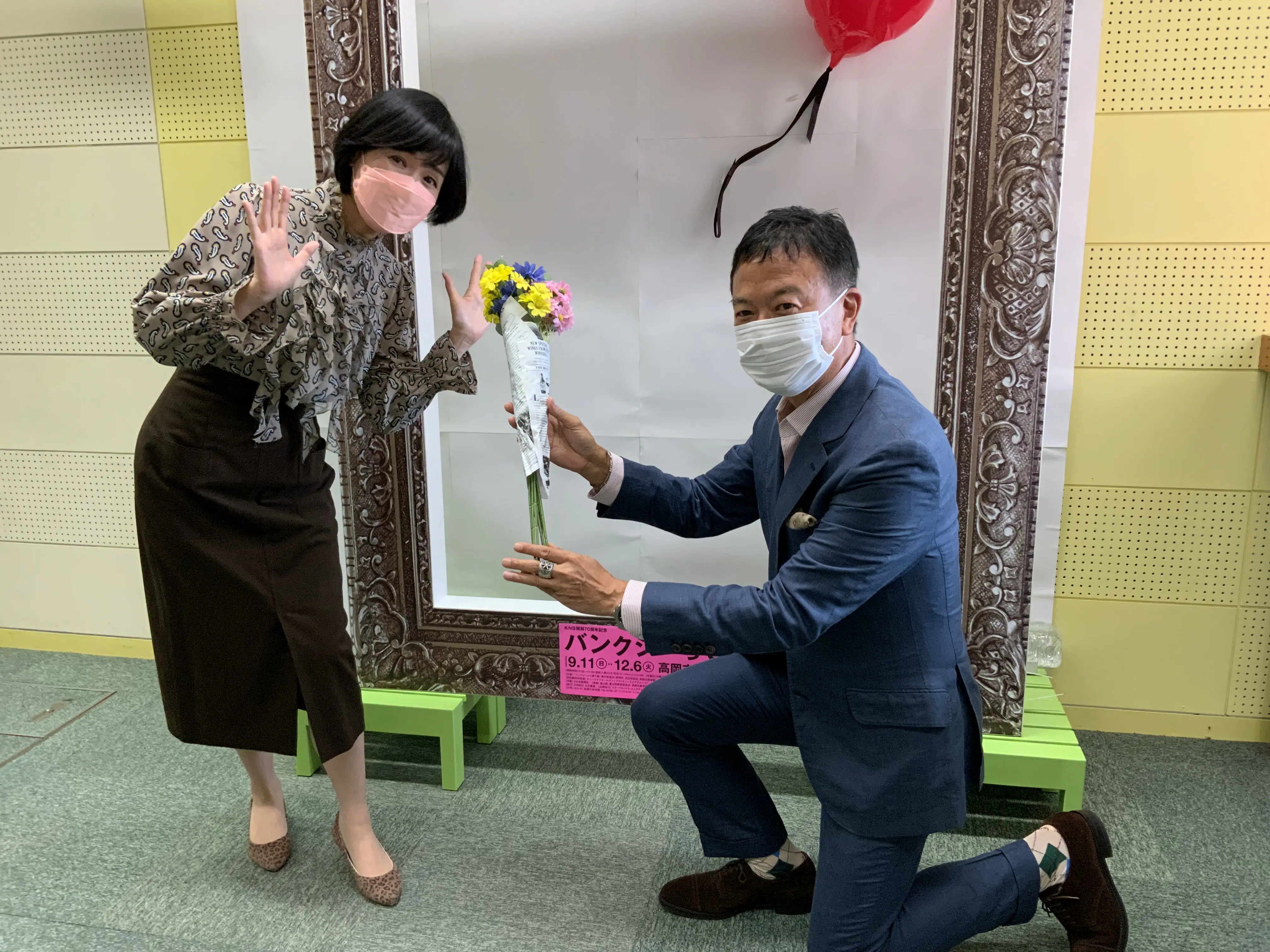 バンクシーなりきり写真のための花束を手にこんなポーズをとってくれました！