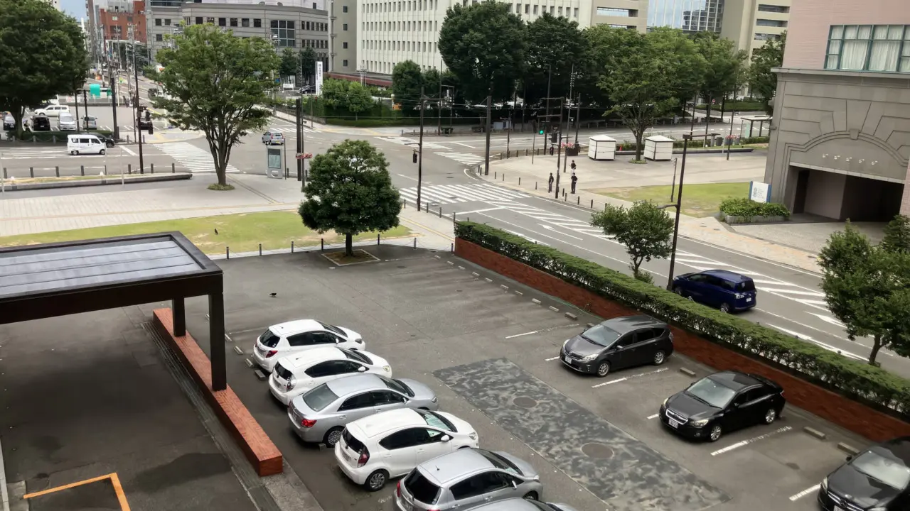 今日の静かな本社前
