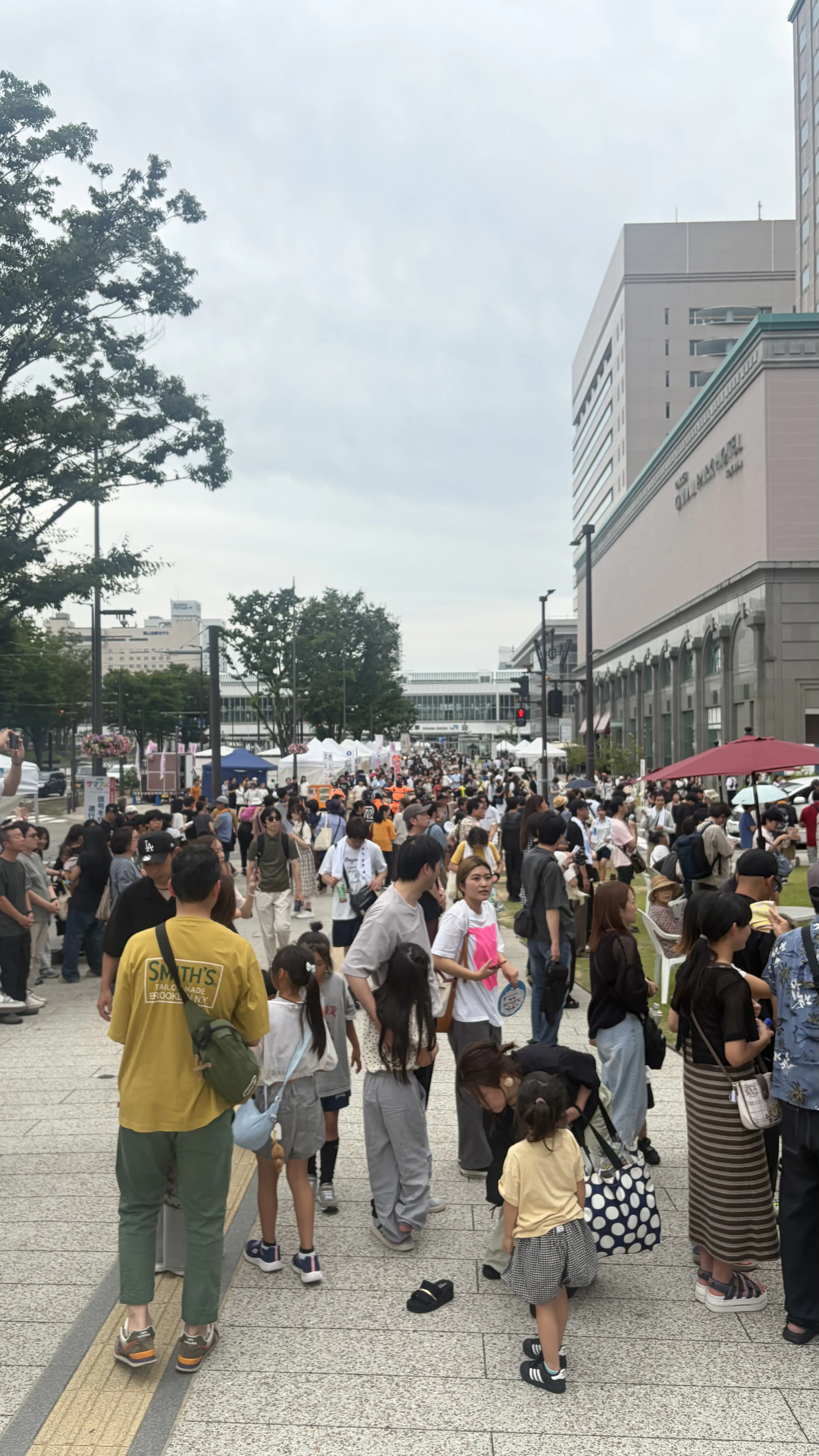 KNB前は大勢の人でにぎわっていました。