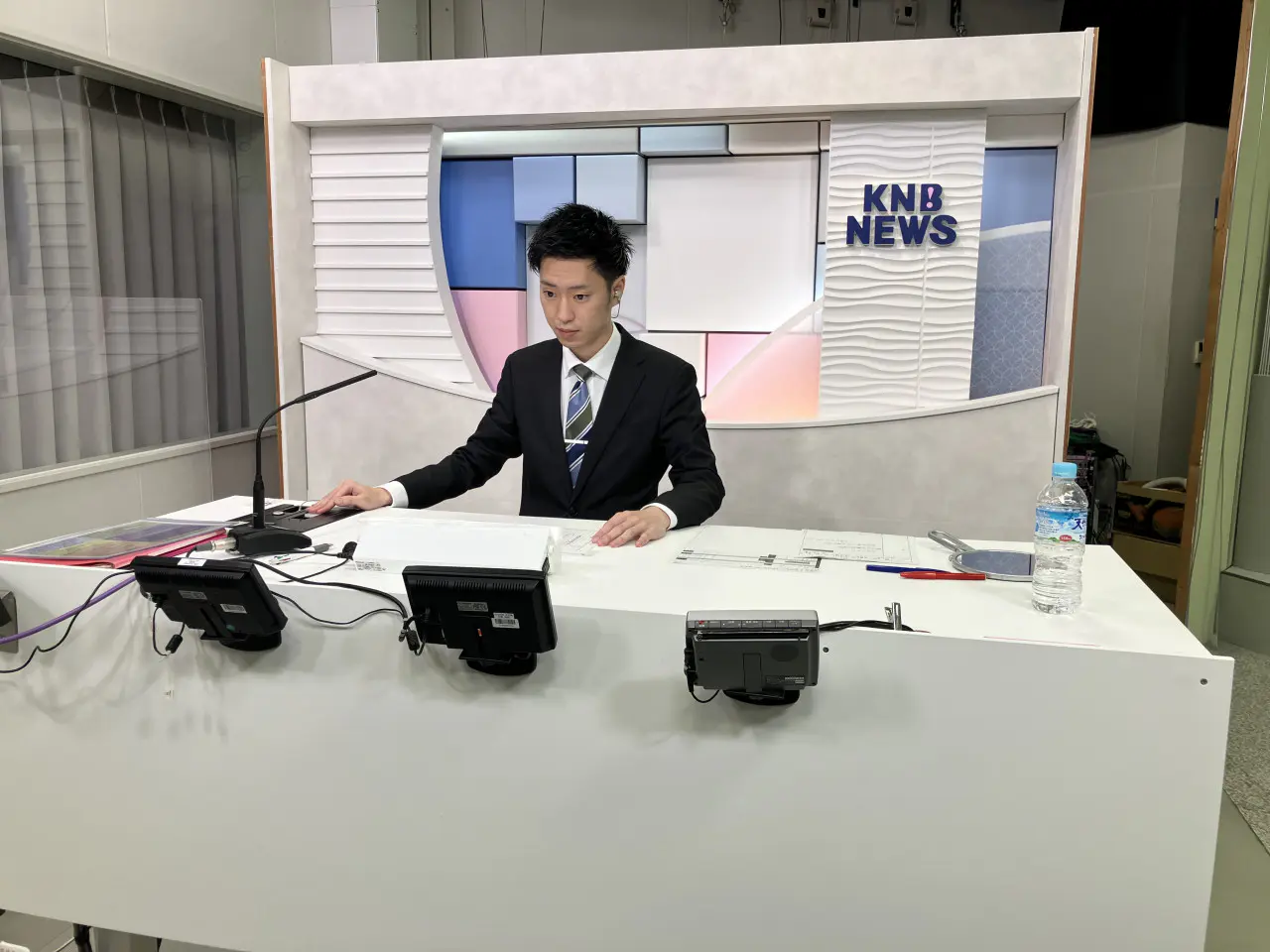 本番前に最終チェック。
マイクテストや座る位置の調整をしています。