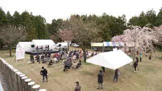 雨の中、地元の人たちでにぎわう