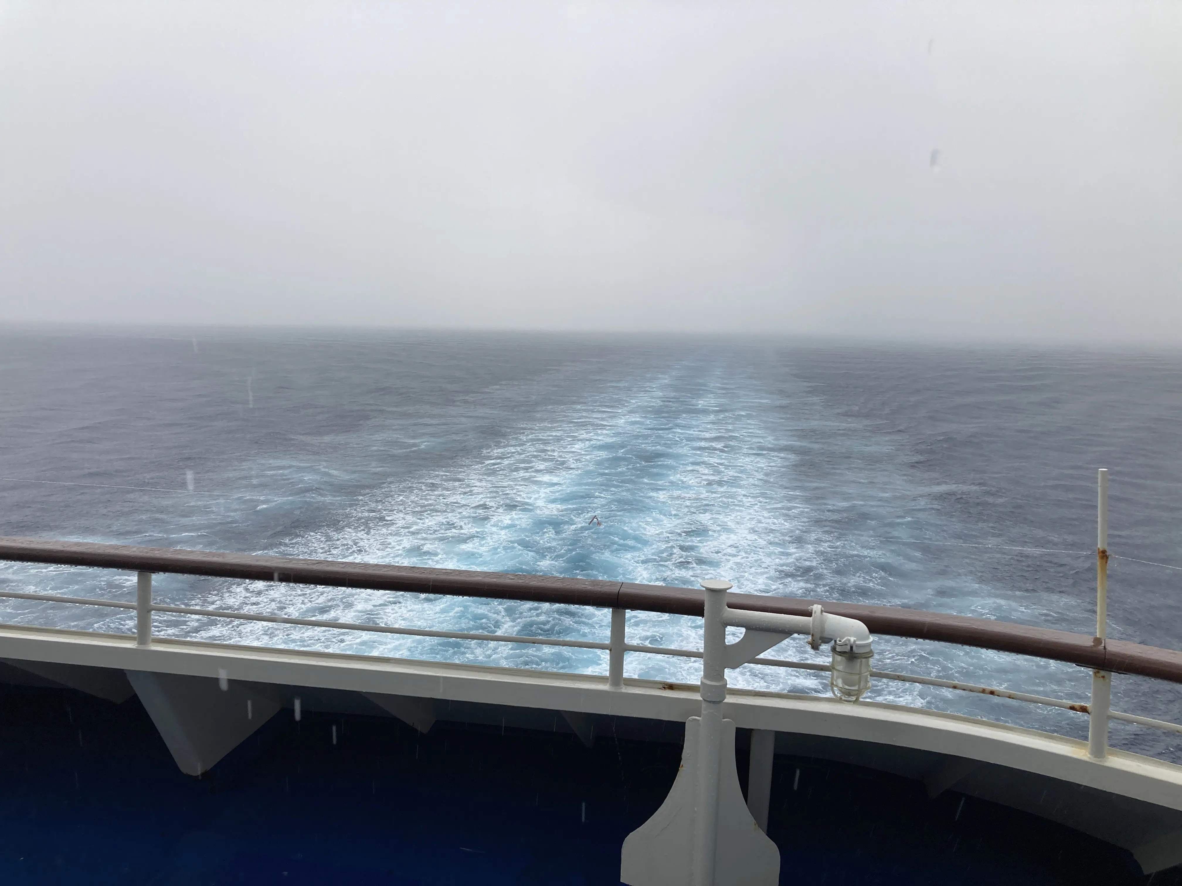 船上で雨が降り出す