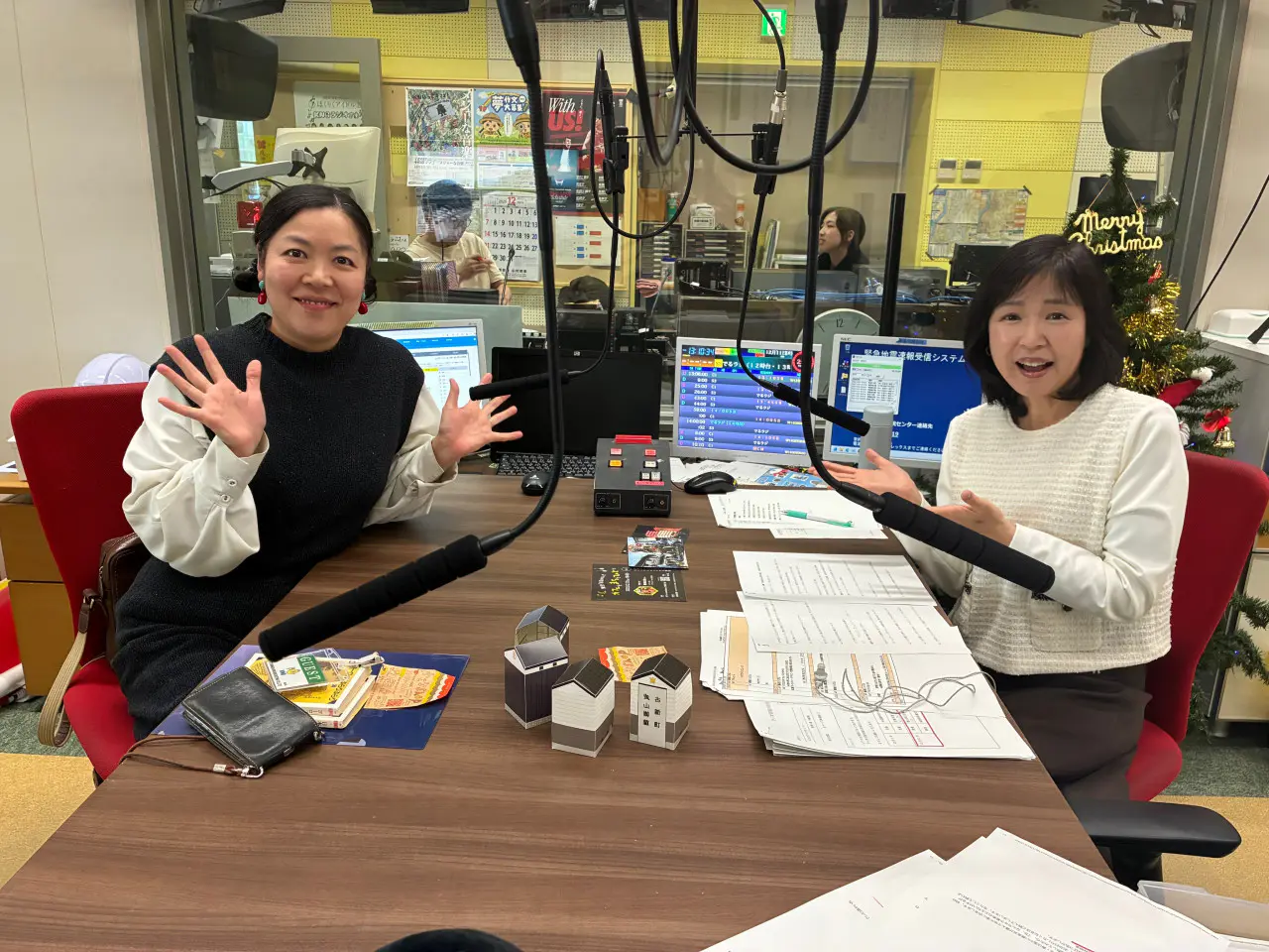 新湊の曳山の蔵をデザインしたペーパークラフトの商品化も進めています