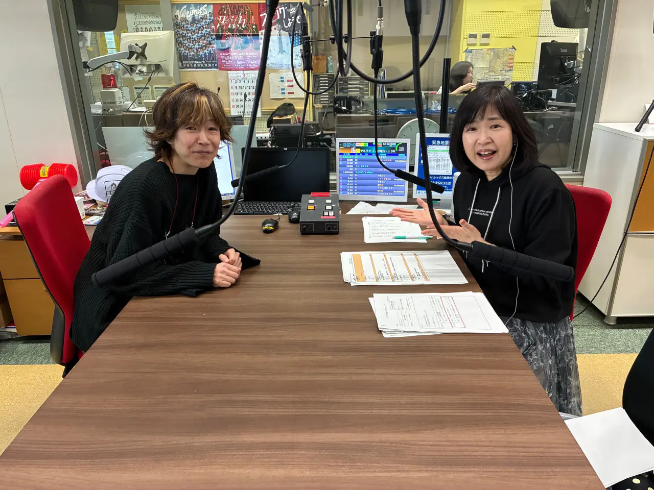 「ゆらゆらしながら絵を描いている」と話す、不思議な魅力の平井さん