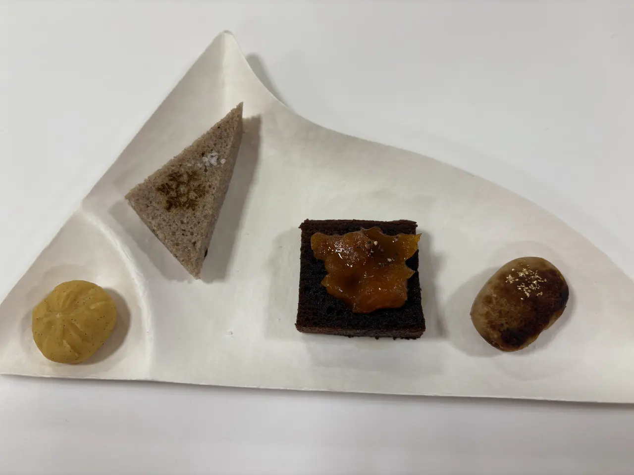 岩塩や黒胡椒、バニラビーンズ、カラメルなどがおいしさを引き立てる引網さんの和菓子