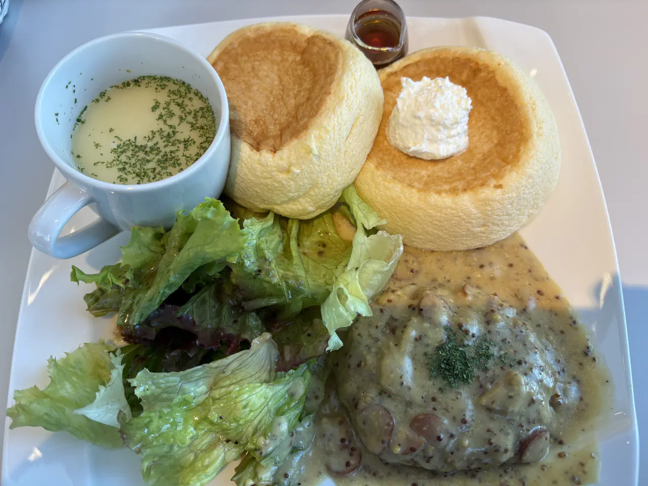 ランチはハンバーグとパンケーキのセット