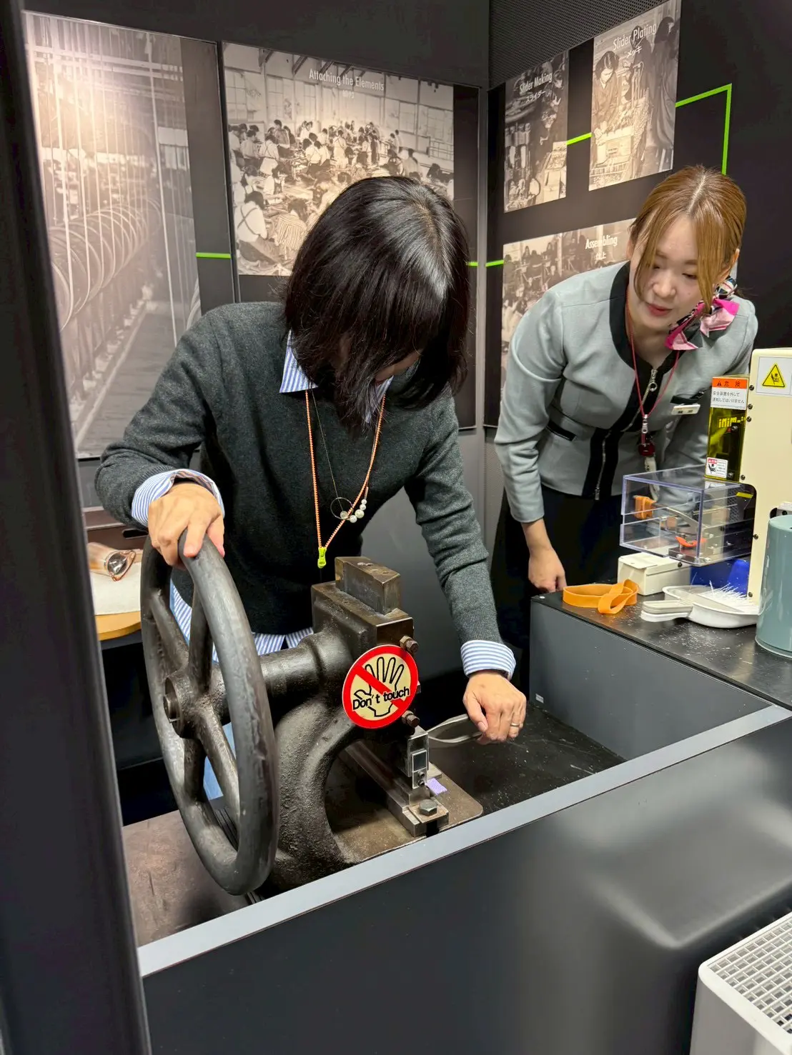機械で叩いてテープと部品をくっつける
