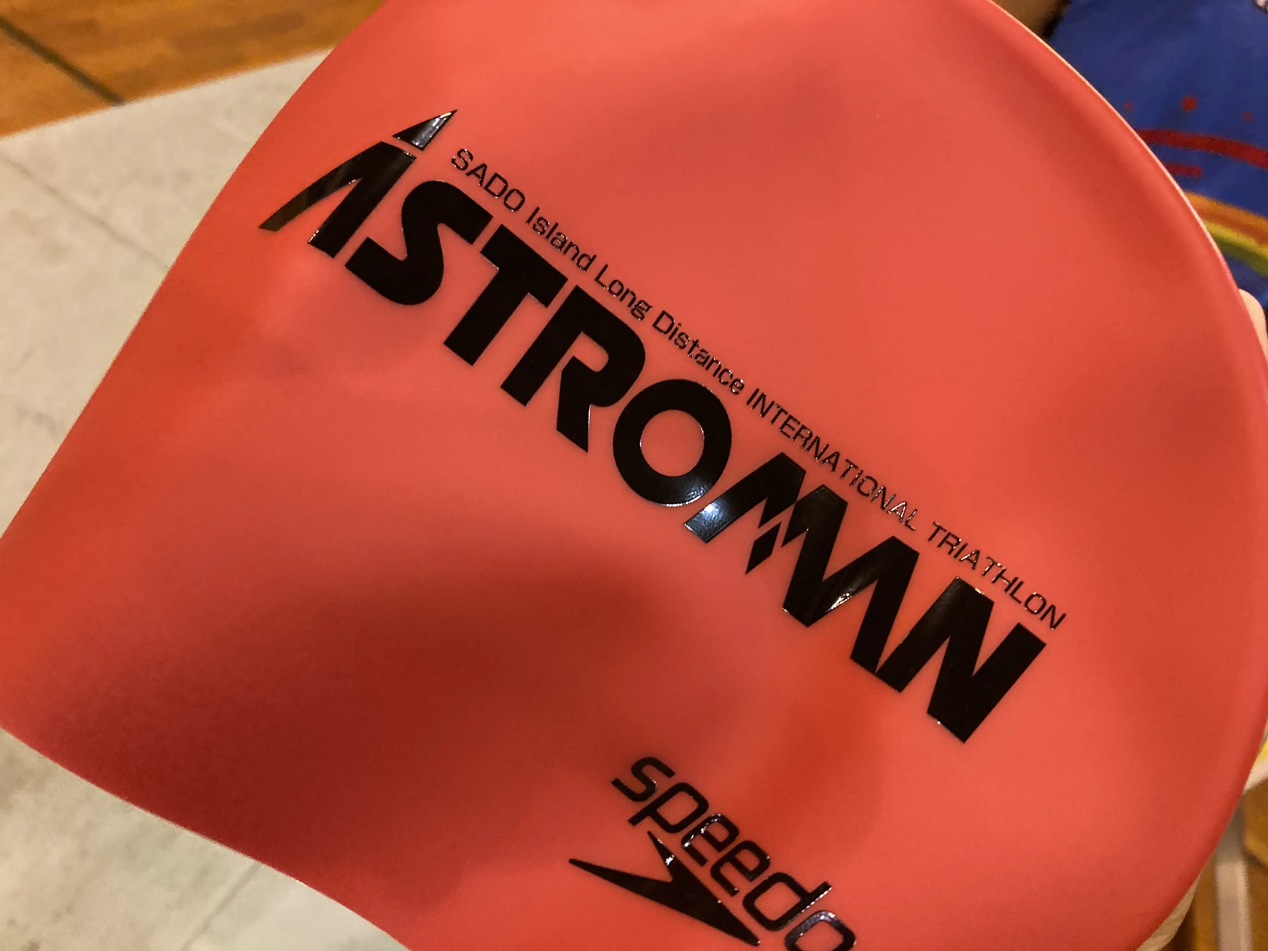 Aタイプは赤のスイムキャップ