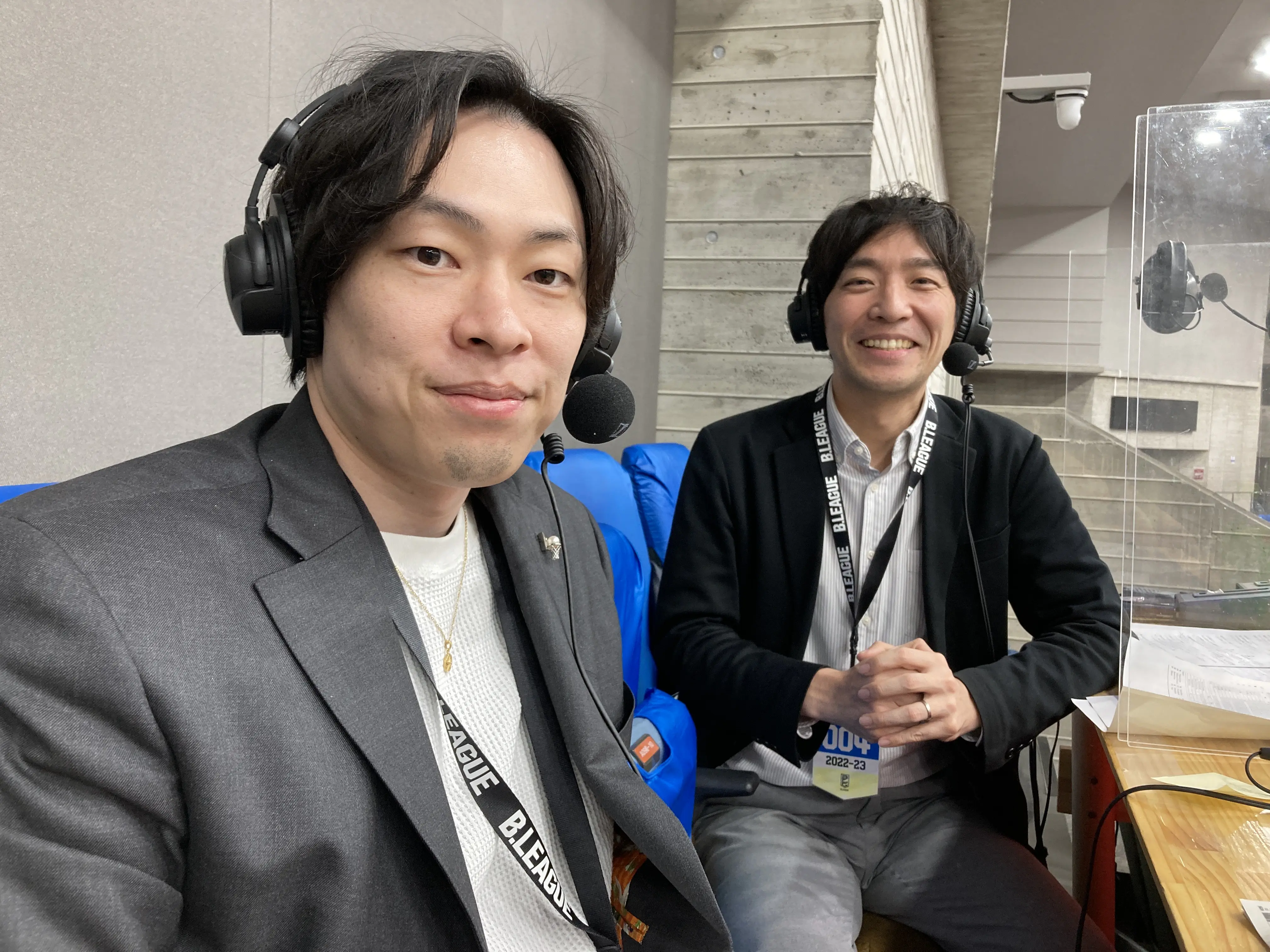 解説を務めた井手勇次さんと放送席にて