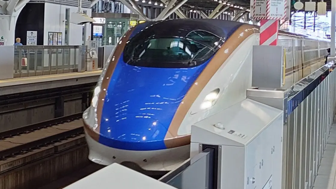 富山駅に入線する敦賀行きの北陸新幹線