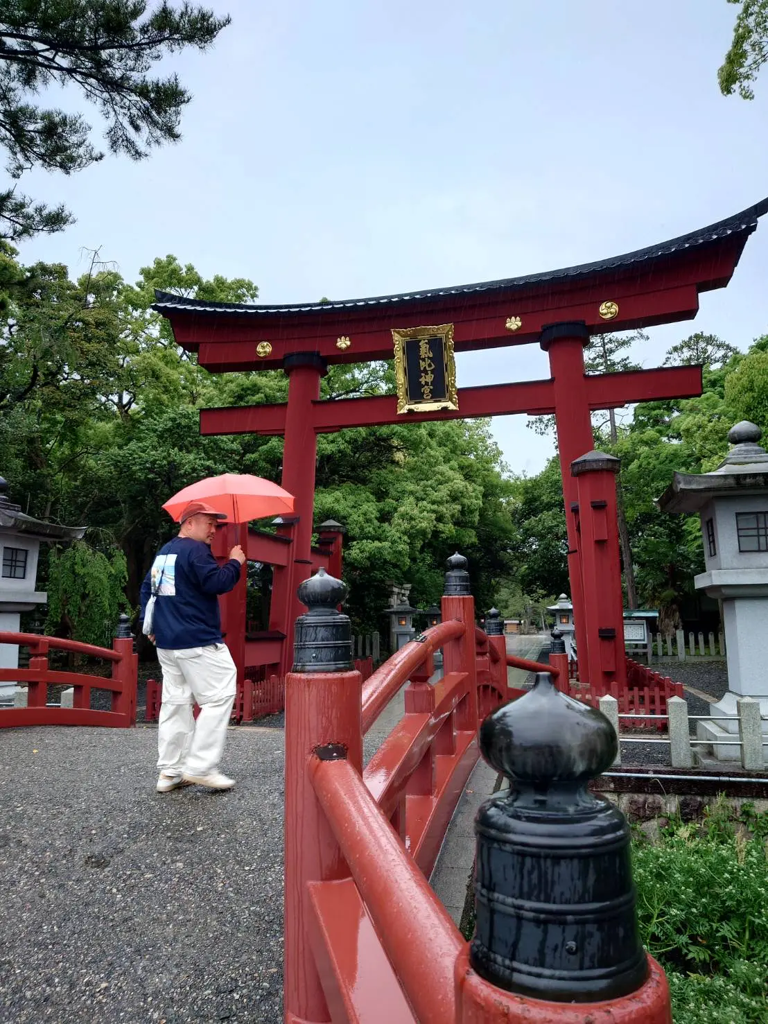 一緒に行った友人の傘が鳥居の色と合ってます（笑）