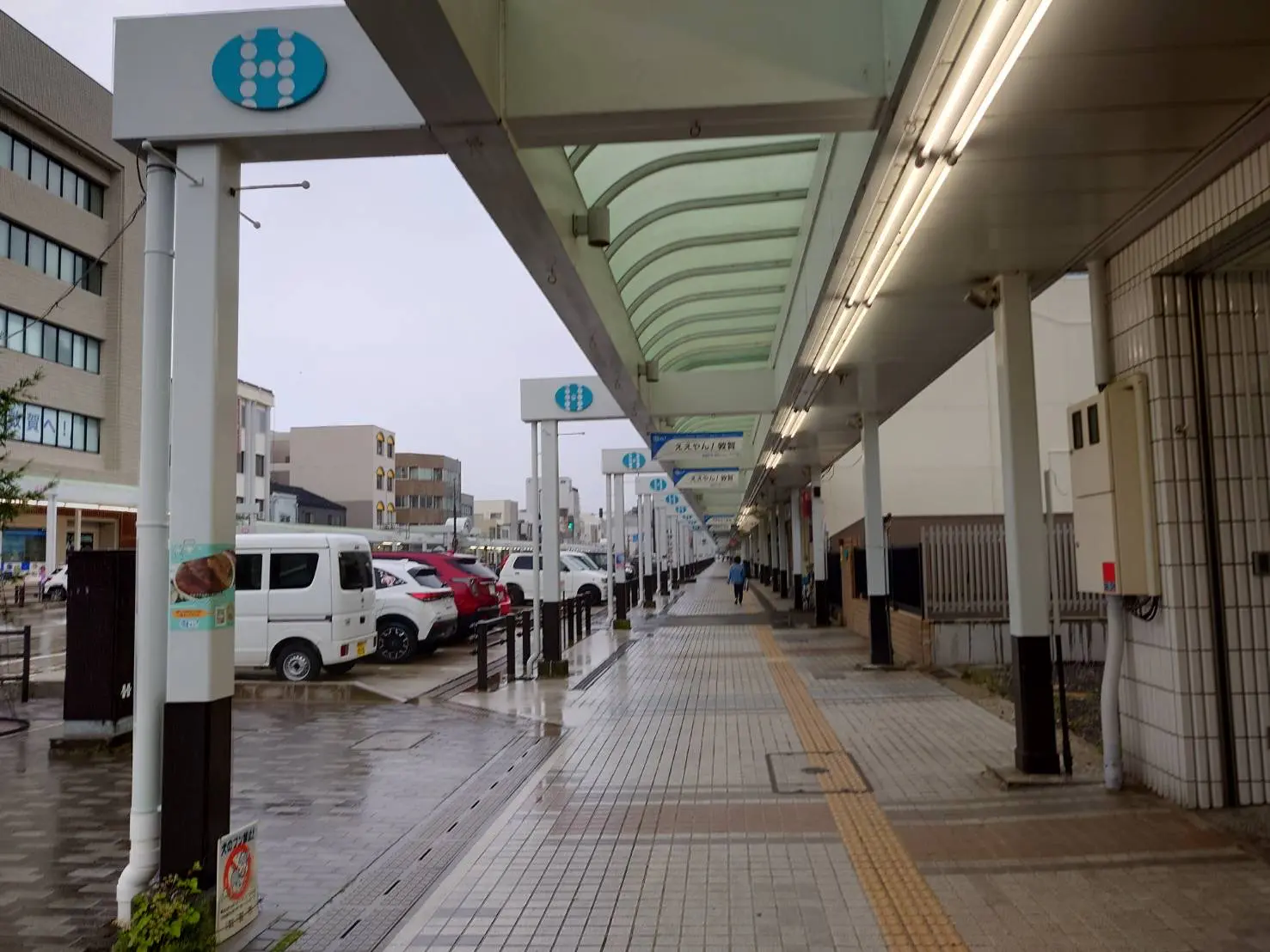 アーケード商店街が続く