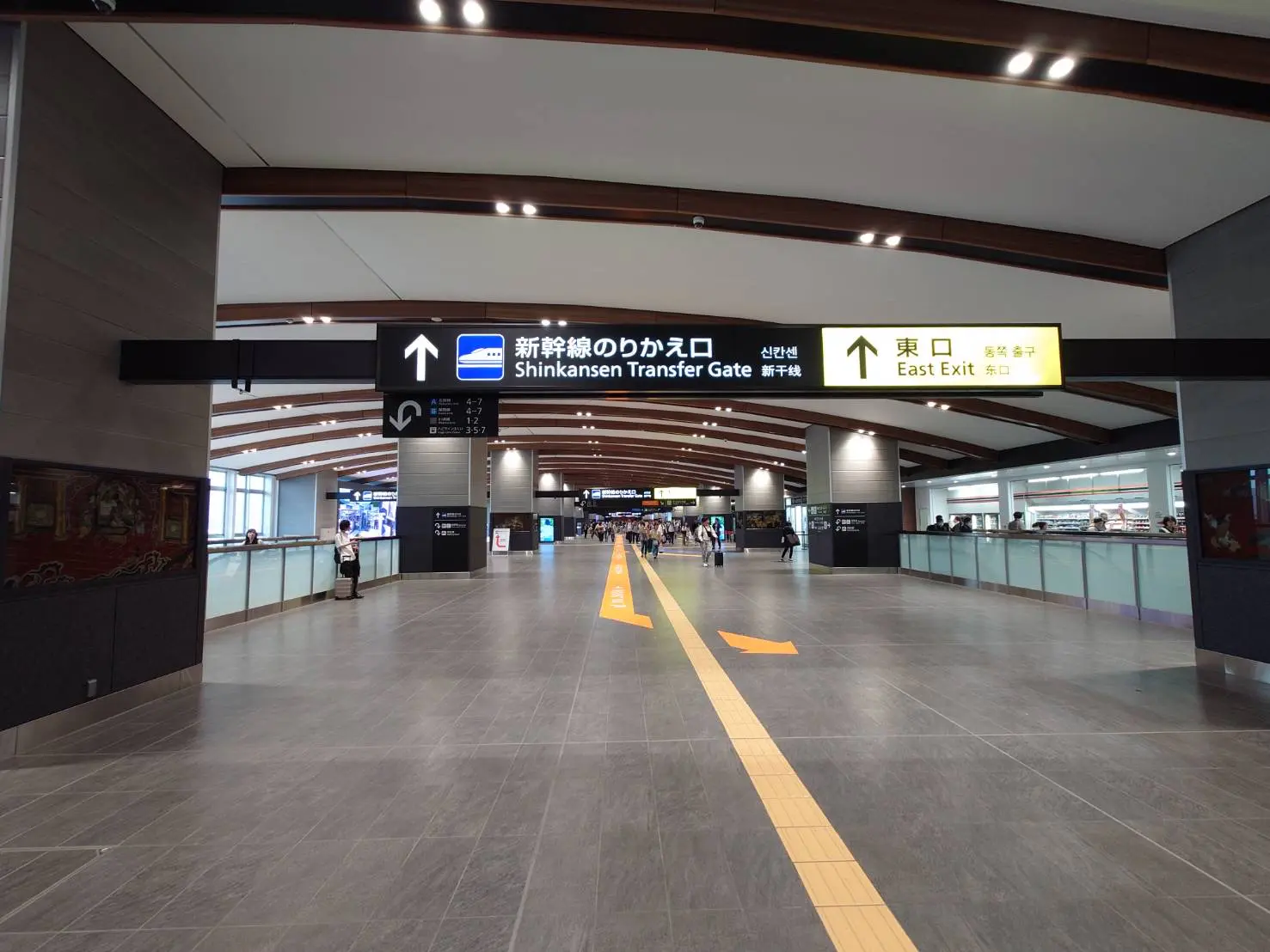 新幹線のりかえ口から西口へ向かう途中で撮影