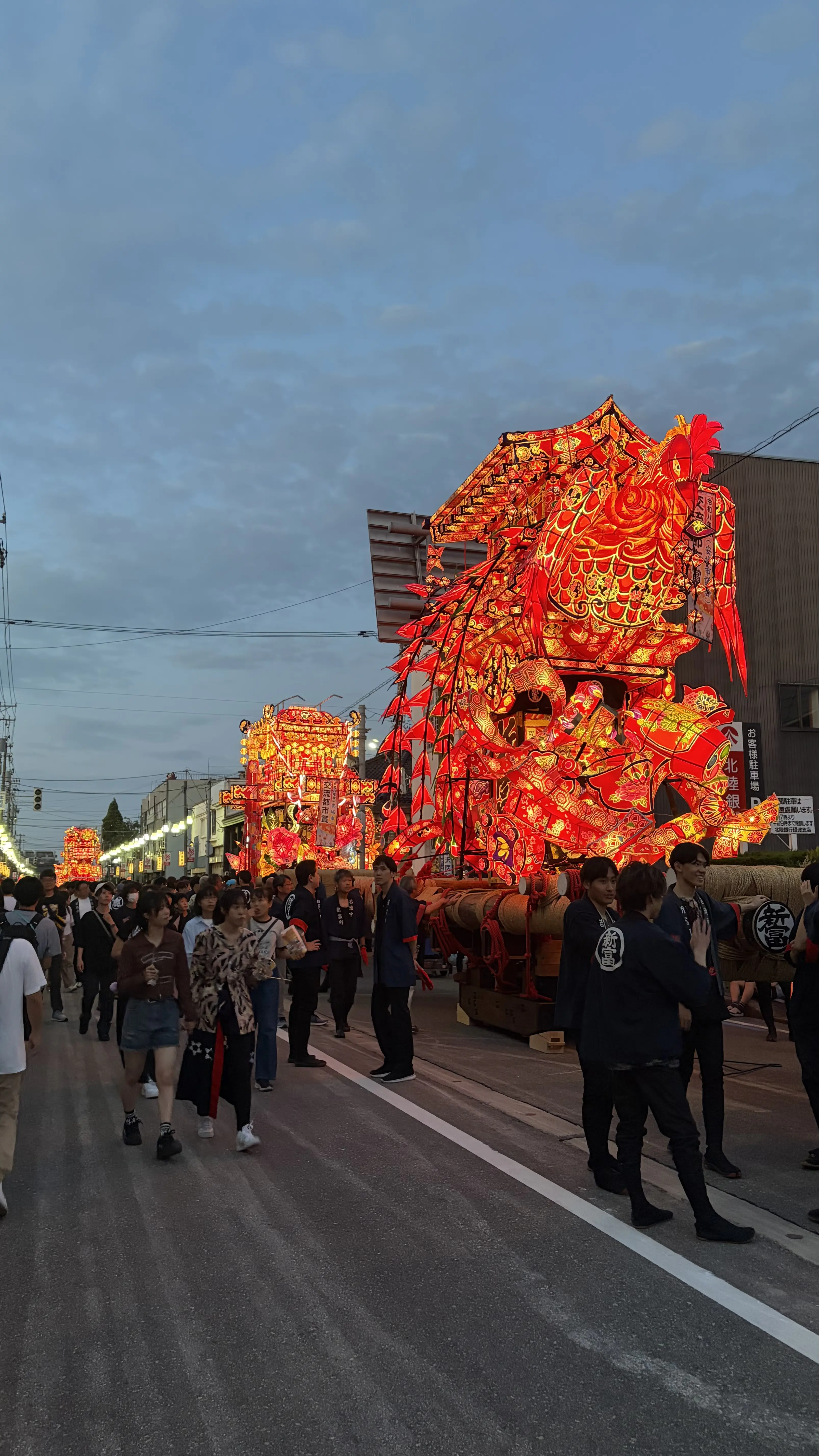 19時ごろに到着。
まだ少し明るいですが、既に美しい…！