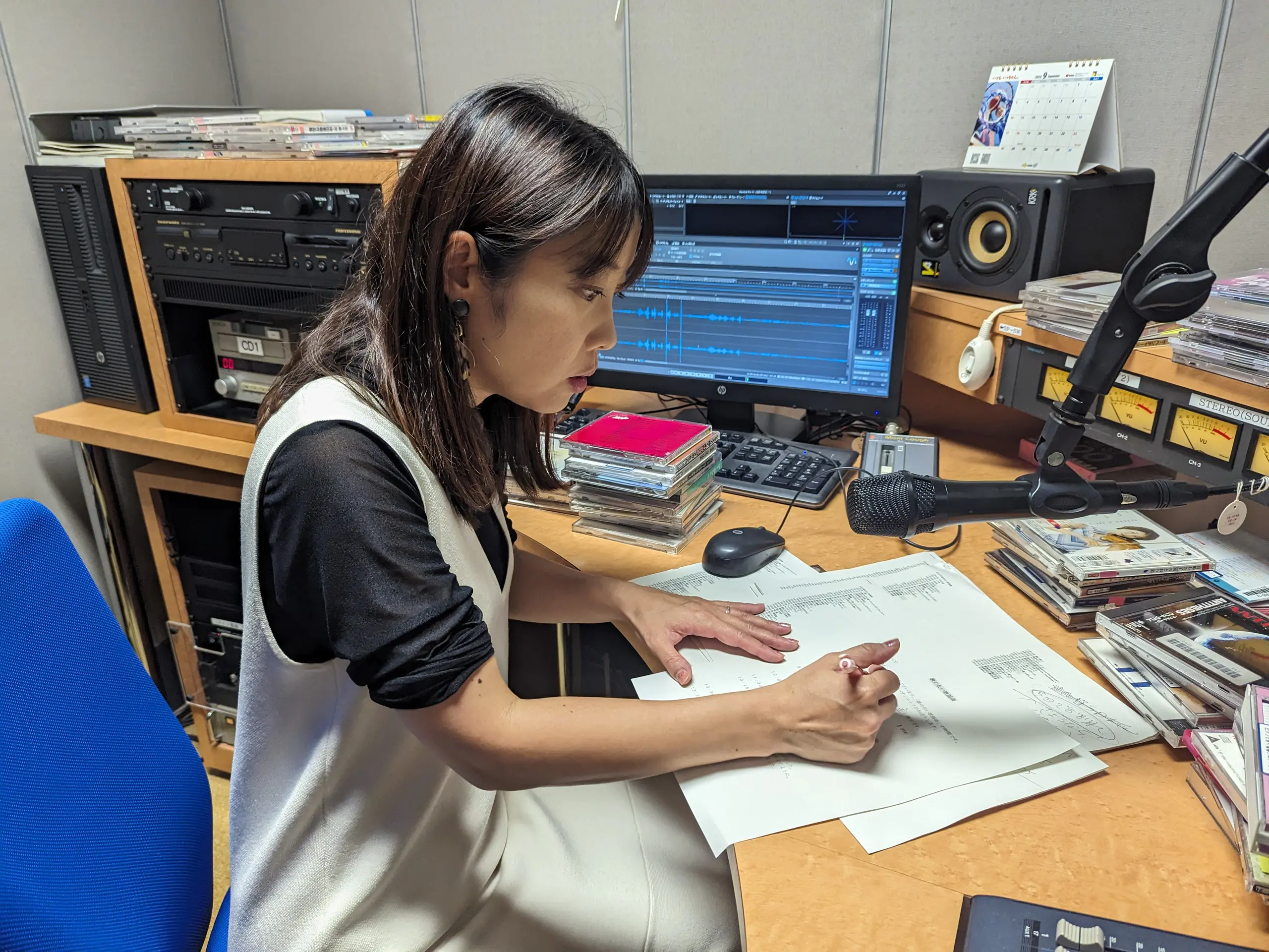 たくさんのＣＤに囲まれながら収録していました