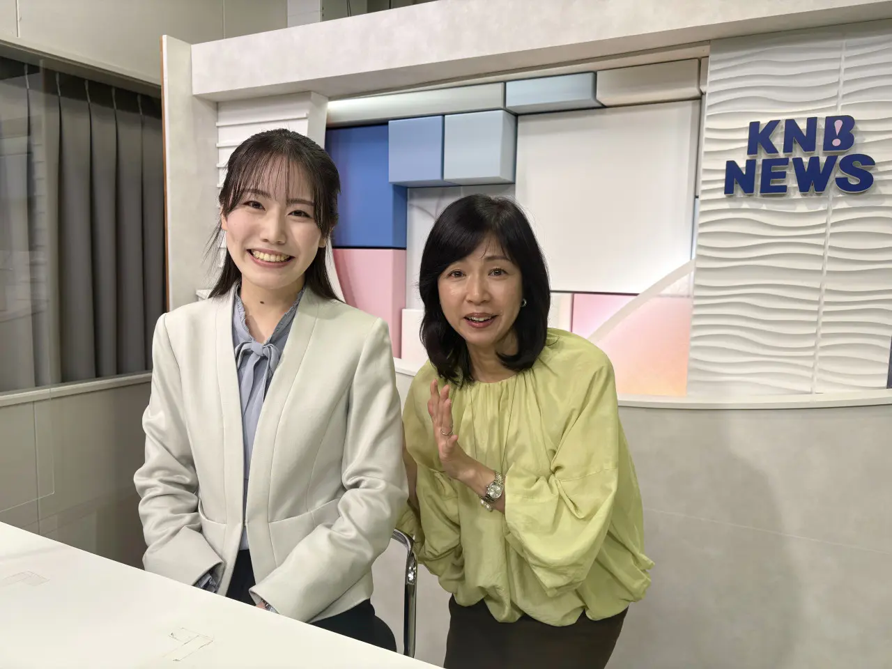 ニュースを終えてホッとする菊地アナウンサーと