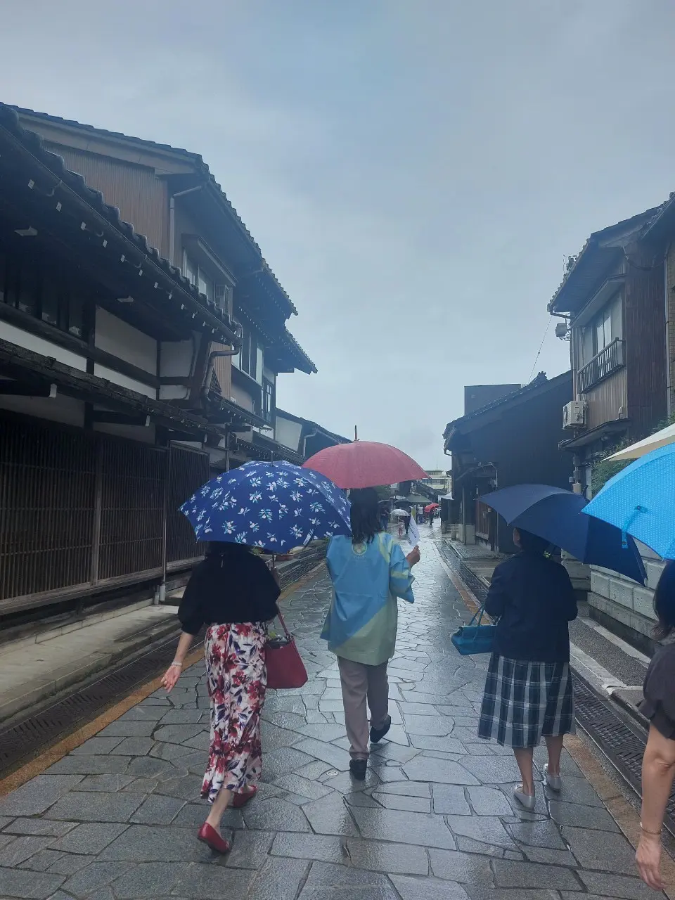 千本格子の家並みと石畳が美しい金屋町
