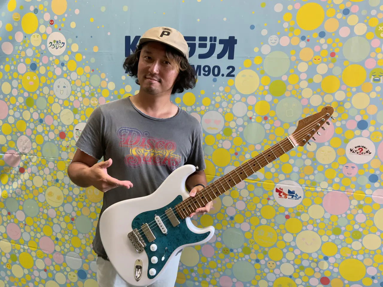 オリイとコラボしたギターを手にする山田さん