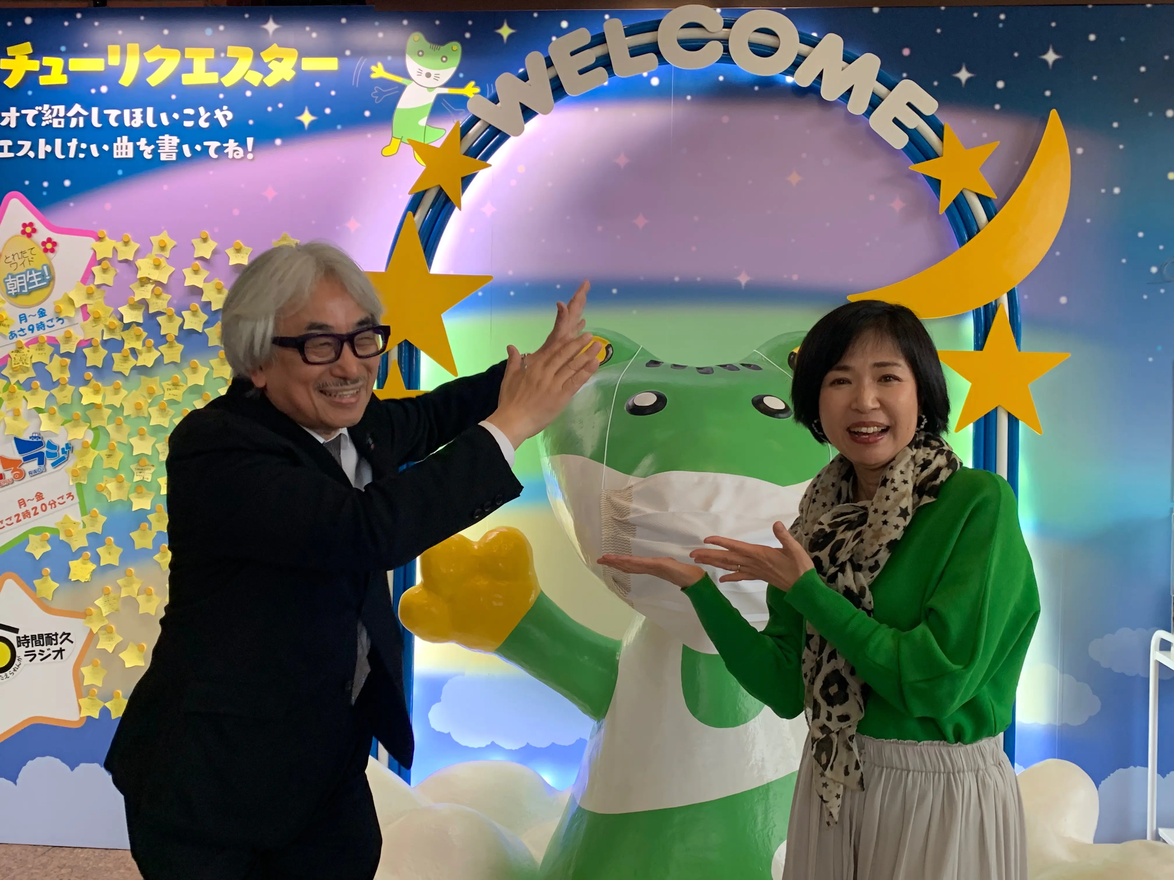 デザイン・アートの世界の重鎮がお茶目なポーズ