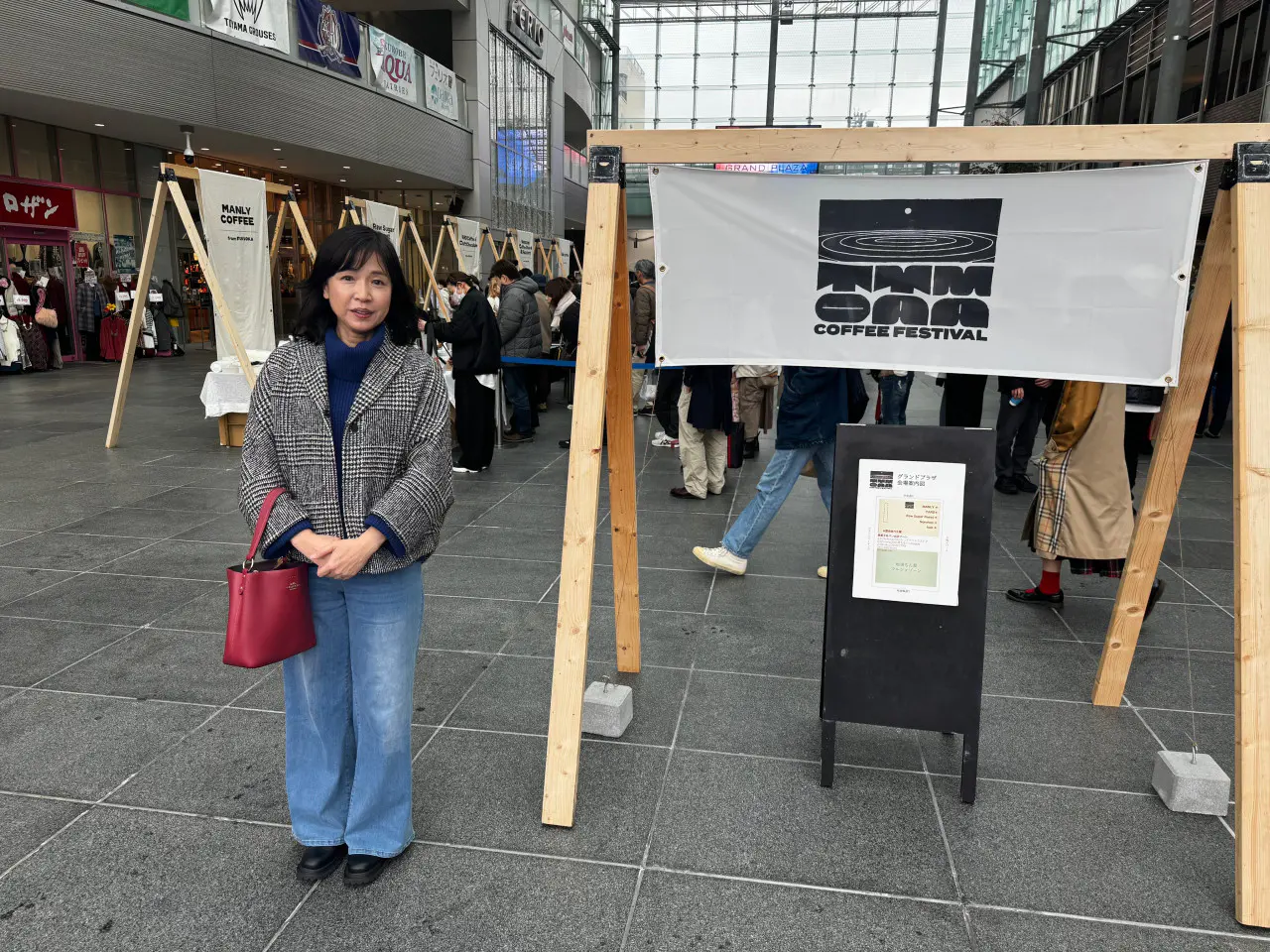 どのお店にも長い列が・・・